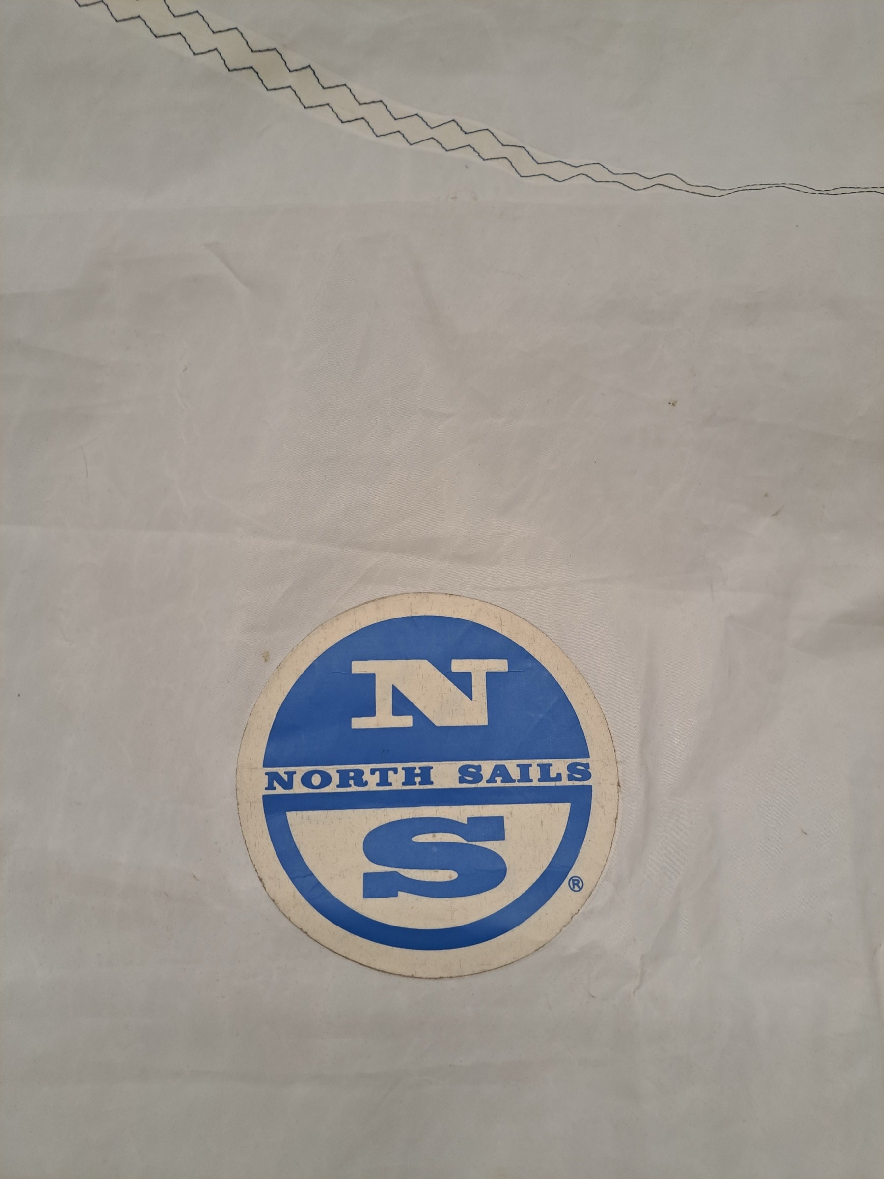 260128-11 grootzeil leuvers North Sails - logo