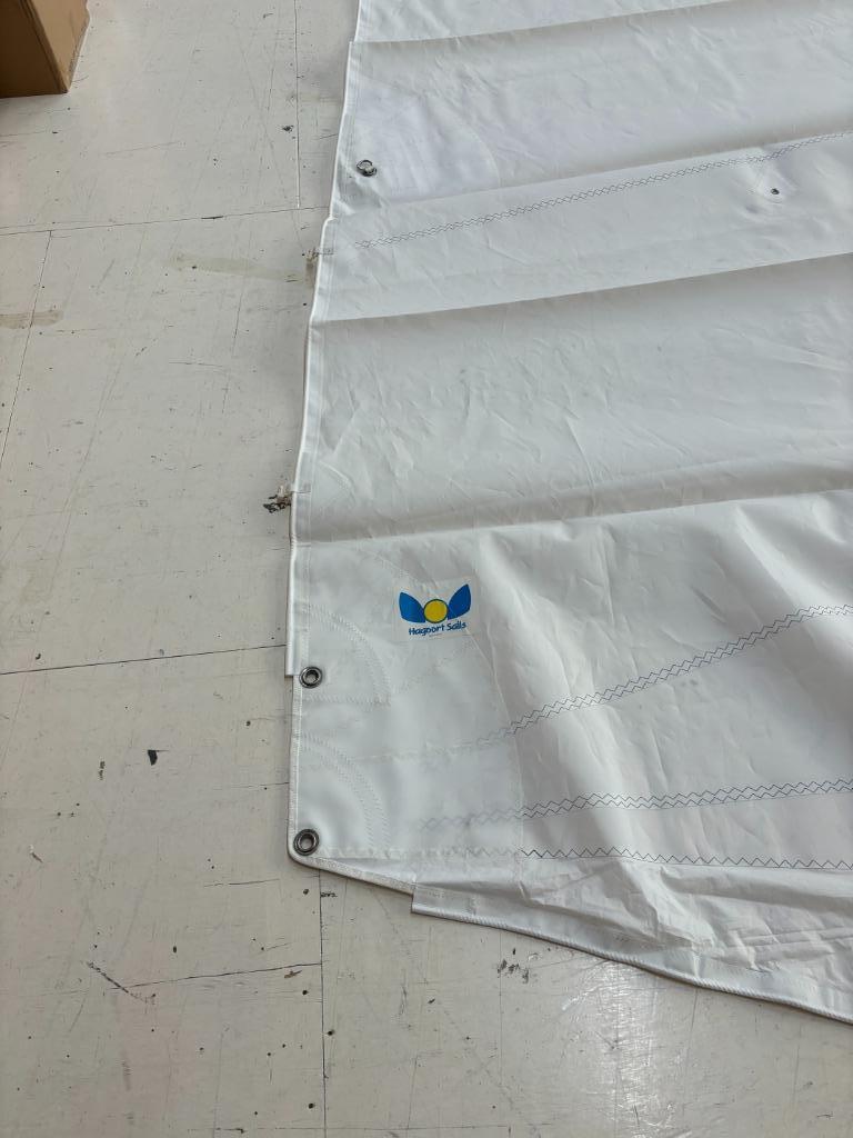 Grootzeil met het blauw-gele Hagoort Sails logo op het doek