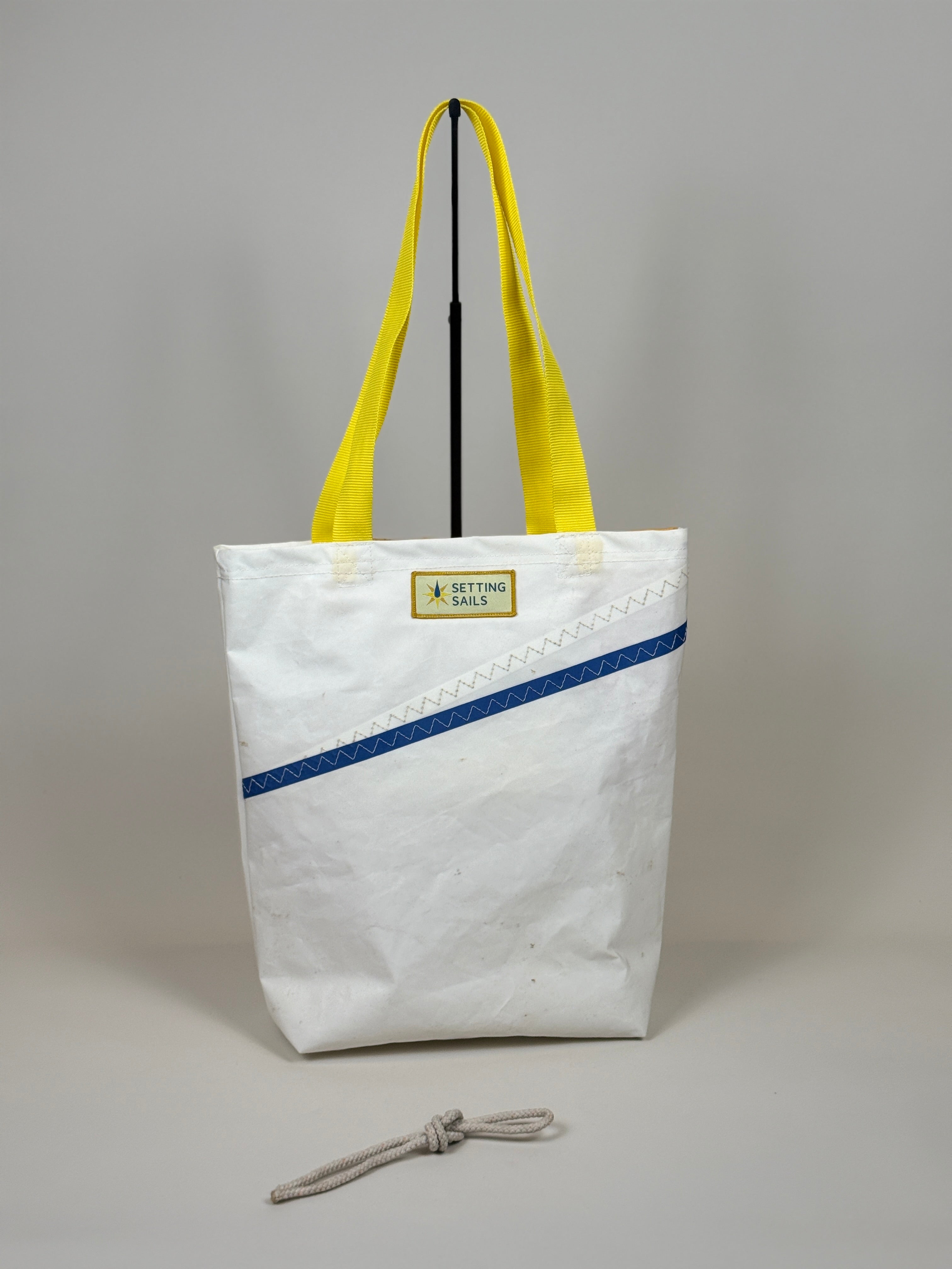 Shoppertas L van gerecycled jachtzeil, wit met blauwe diagonale stiknaad, gele hengsels