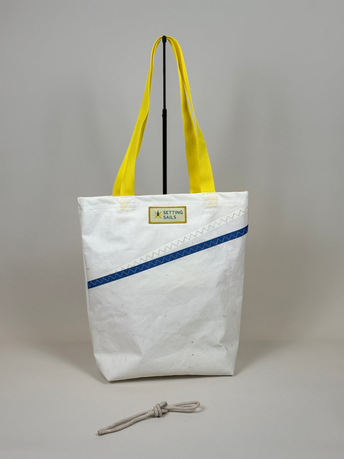 Shoppertas L van gerecycled jachtzeil, wit met blauwe diagonale stiknaad, gele hengsels