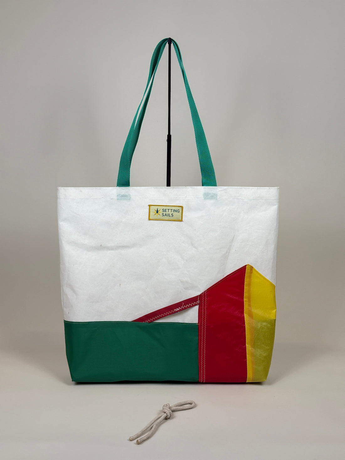 Shoppertas XL van gerecycled jachtzeil, wit met groen, rood en geel vlak, groene hengsels