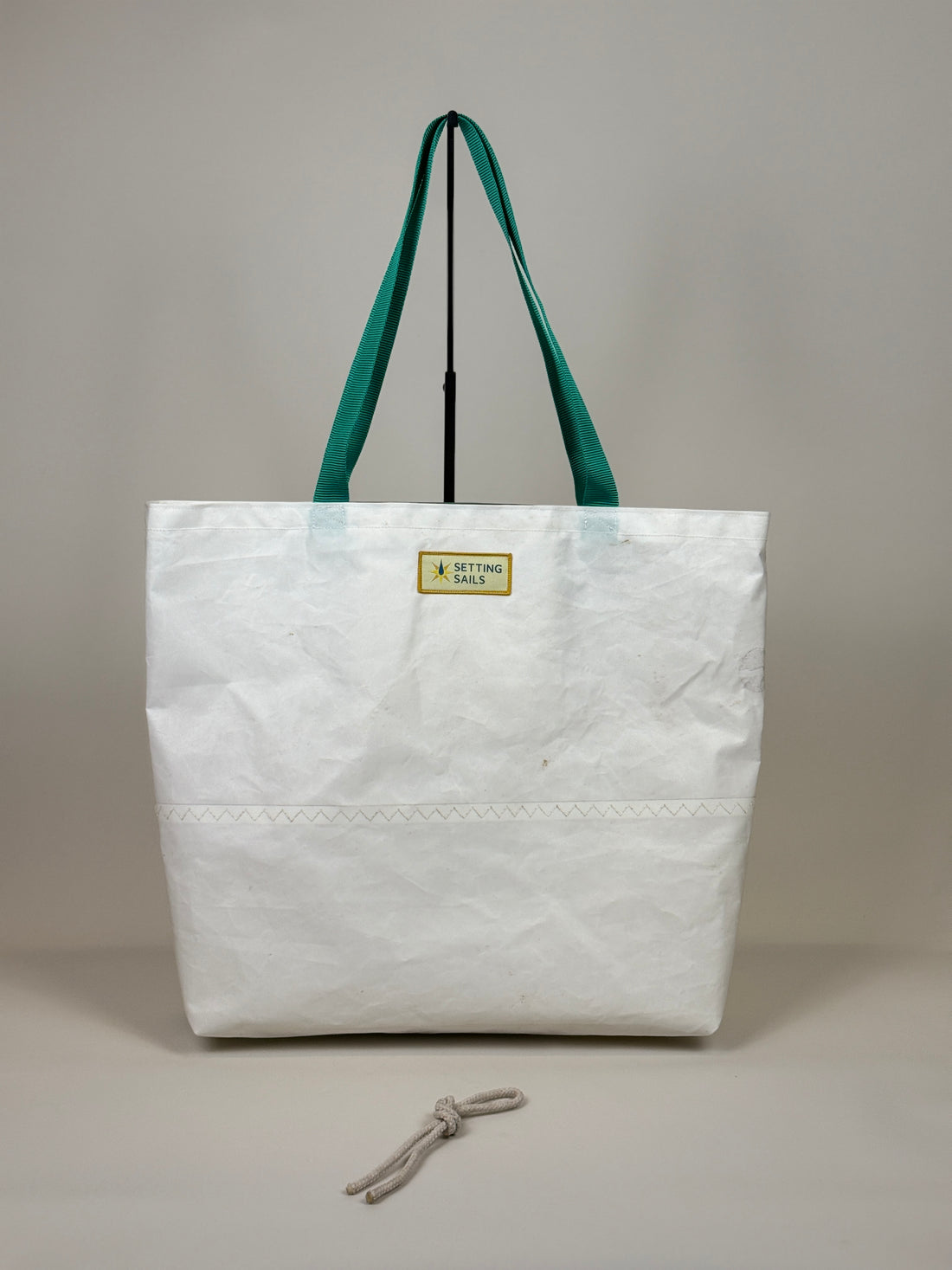 Shoppertas XL van gerecycled jachtzeil, effen wit met groene hengsels