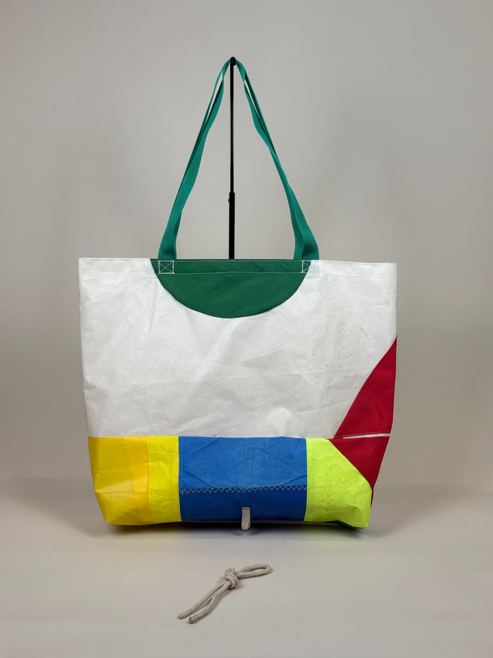 Shoppertas XL van gerecycled jachtzeil, achterzijde met groen, rood, blauw en geel vlak