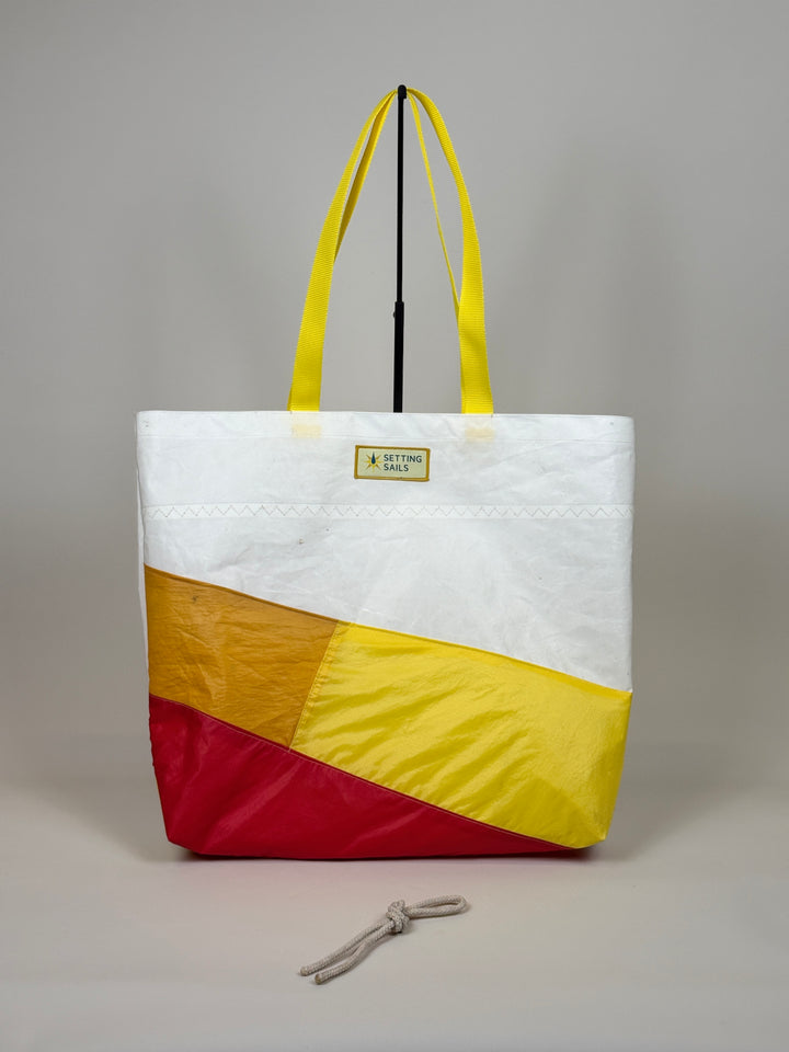Shoppertas XL van gerecycled jachtzeil, wit met oker, geel en rood vlak, gele hengsels