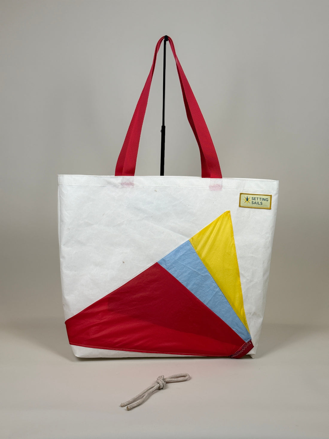 Shoppertas XL van gerecycled jachtzeil, wit met rode, blauwe en gele driehoek, rode hengsels