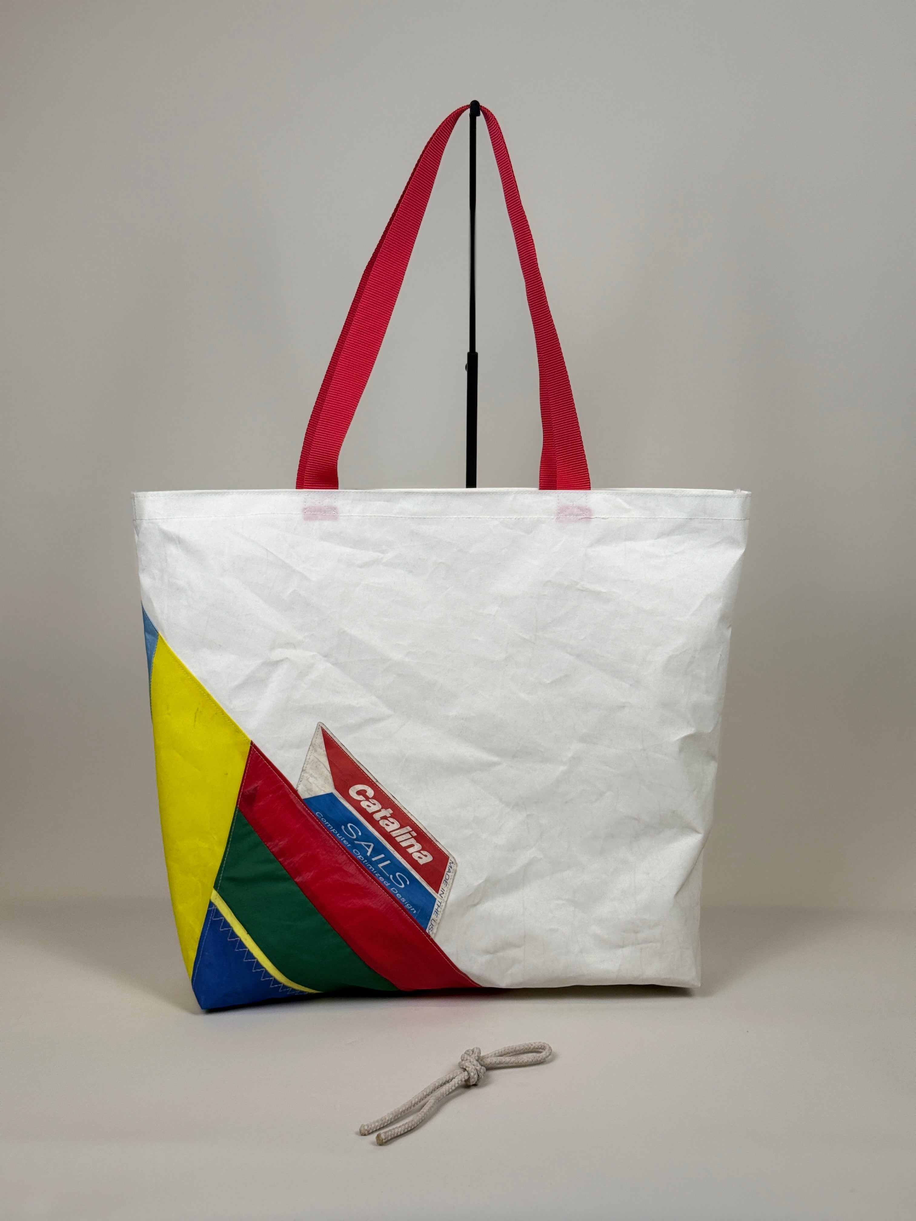 Shoppertas XL van gerecycled jachtzeil, achterzijde met Catalina Sails-zeildoek in rood, groen en blauw