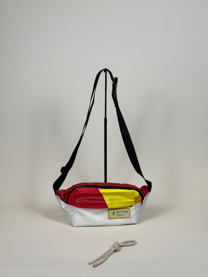 Heuptas L van gerecycled jachtzeil, rood met geel vlak op wit