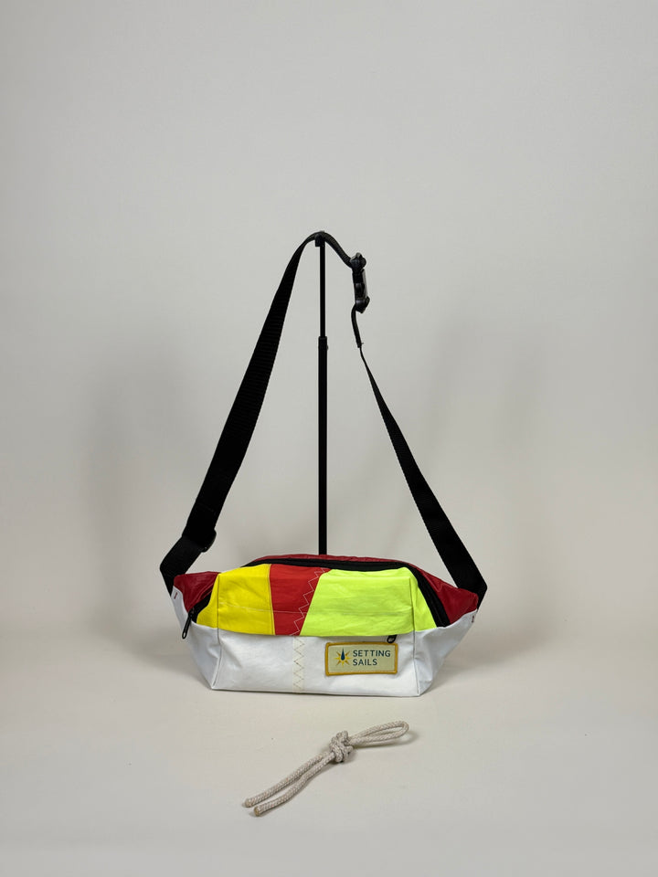 Heuptas L van gerecycled jachtzeil, rood met geel en neongeel vlak
