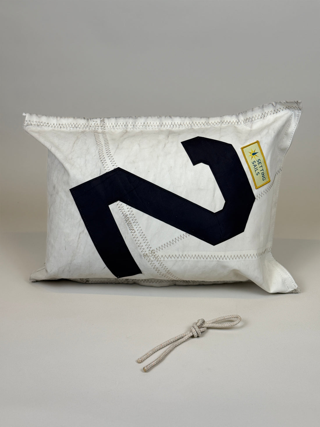 Kussen XL van gerecycled jachtzeil met donkerblauw zeilcijfer 2