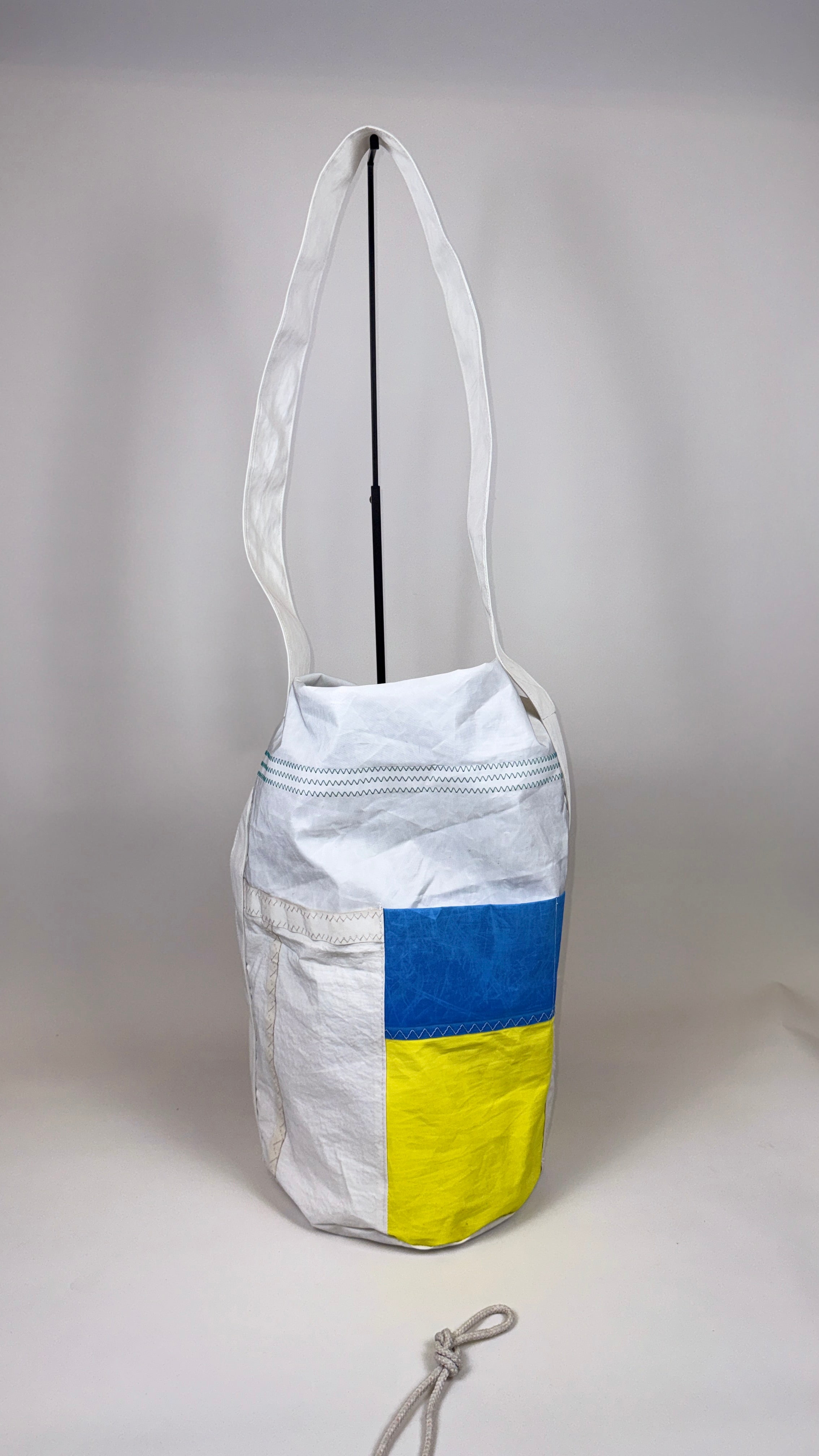 Plunjetas van gerecycled jachtzeil, wit met blauw en geel vlak