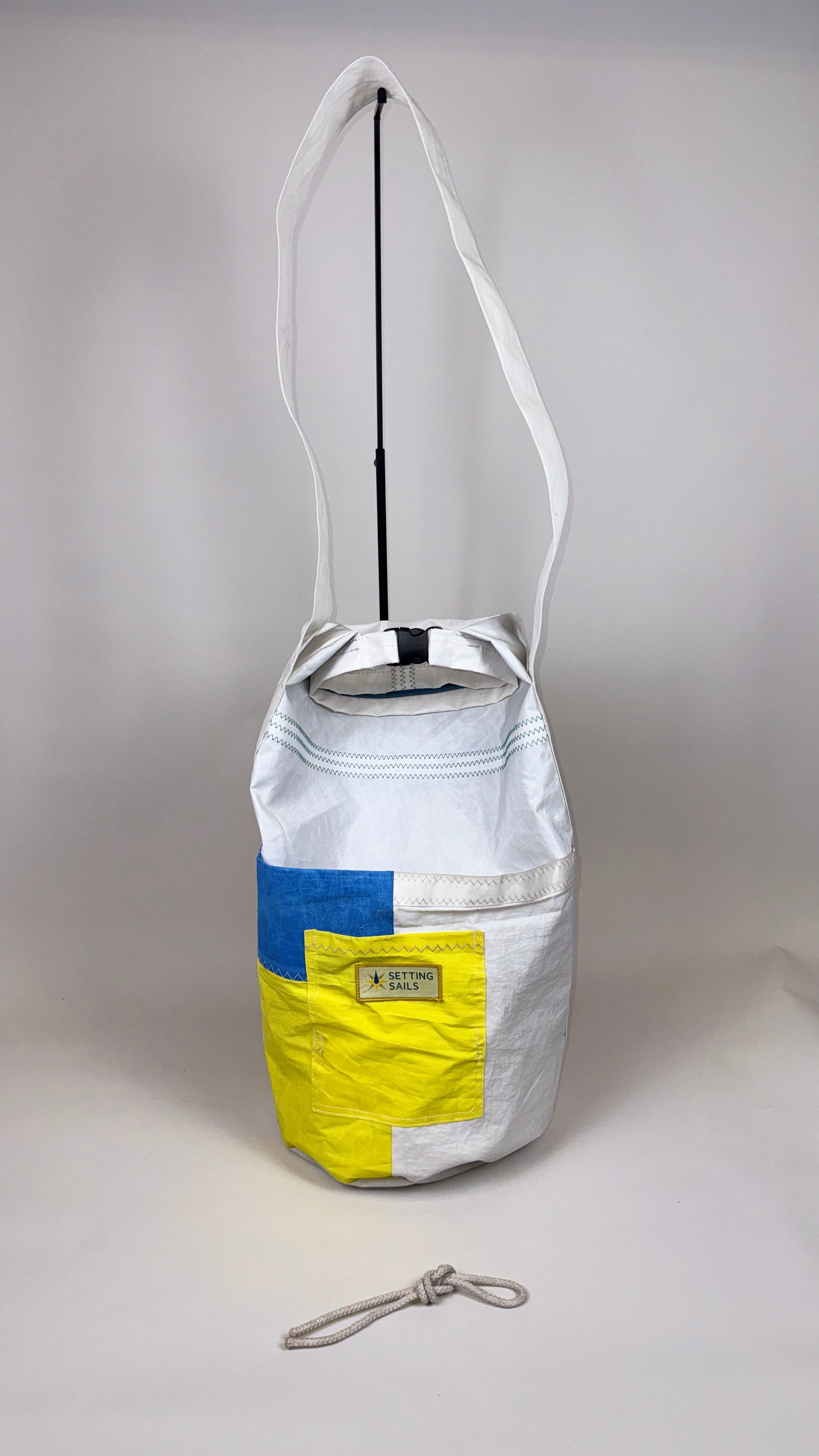 Plunjetas van gerecycled jachtzeil, aanzicht met label