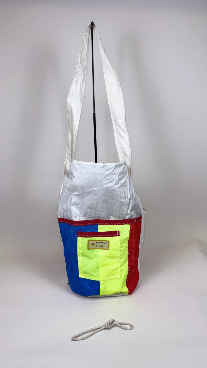 Plunjetas van gerecycled jachtzeil, wit met blauw, neongeel en rood vlak
