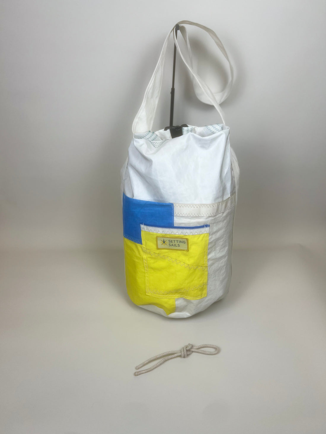 Plunjetas van gerecycled jachtzeil, wit met geel en blauw vak