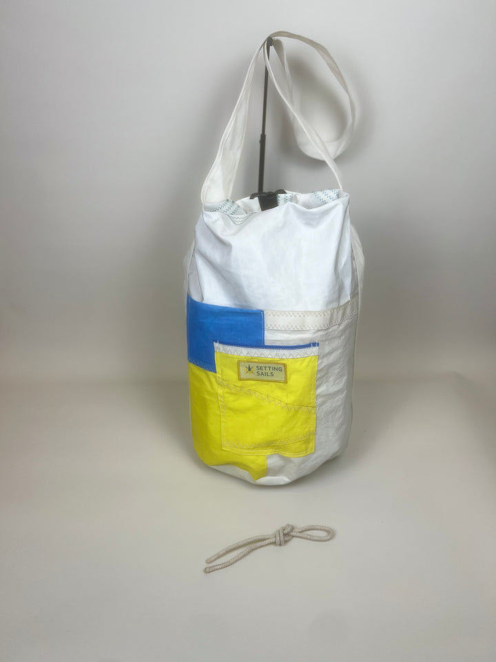 Plunjetas van gerecycled jachtzeil, wit met geel en blauw vak