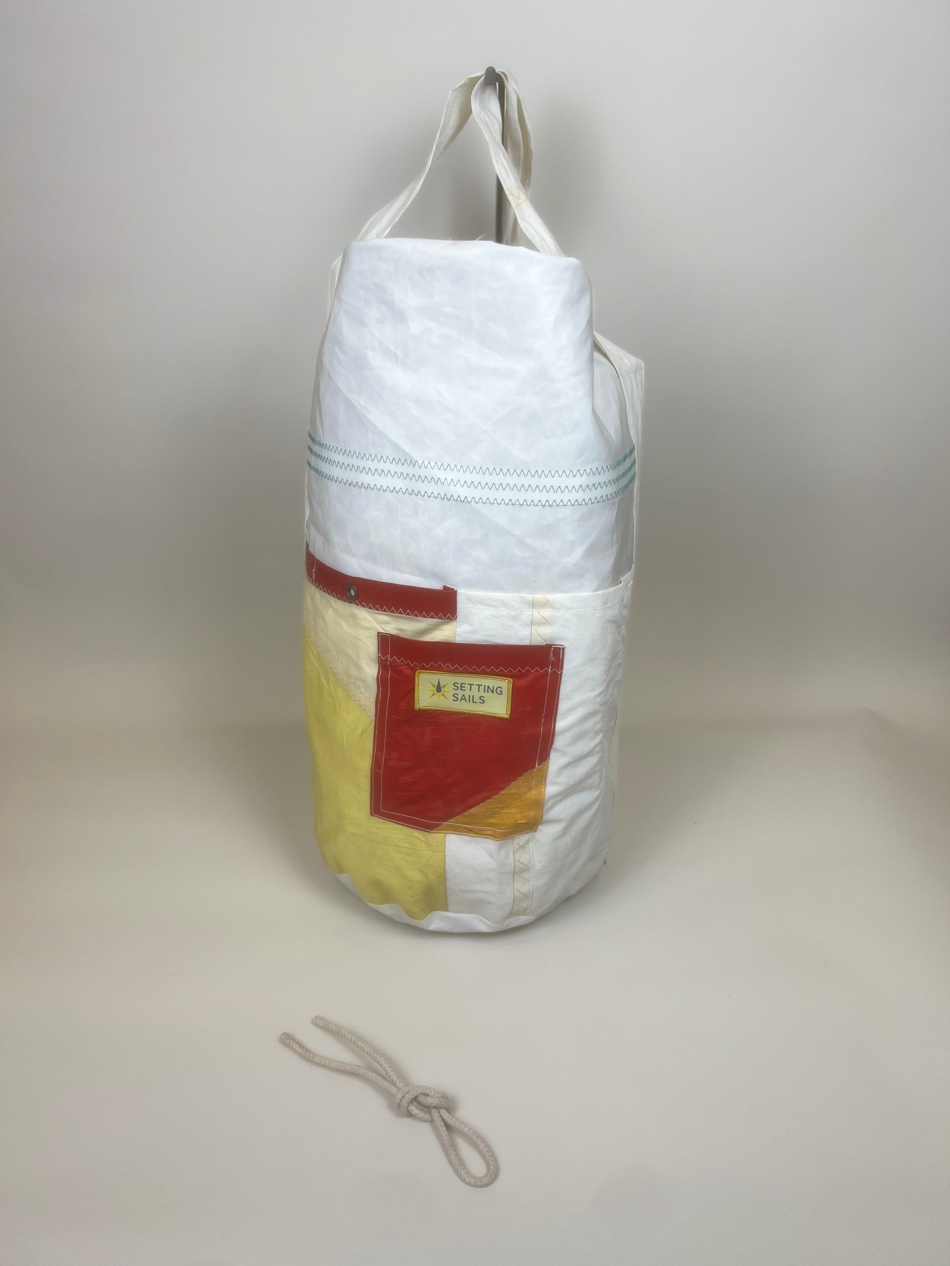 Plunjetas van gerecycled jachtzeil, wit met geel vak en rood label