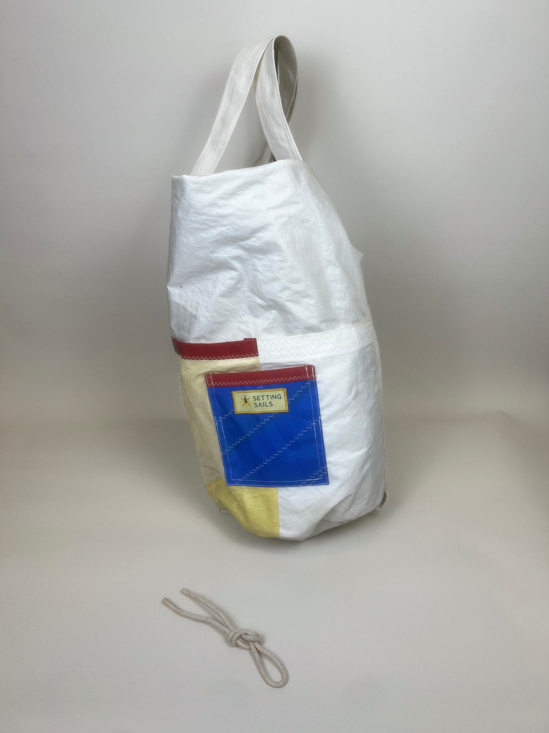 Plunjetas van gerecycled jachtzeil, wit met blauw en rood label