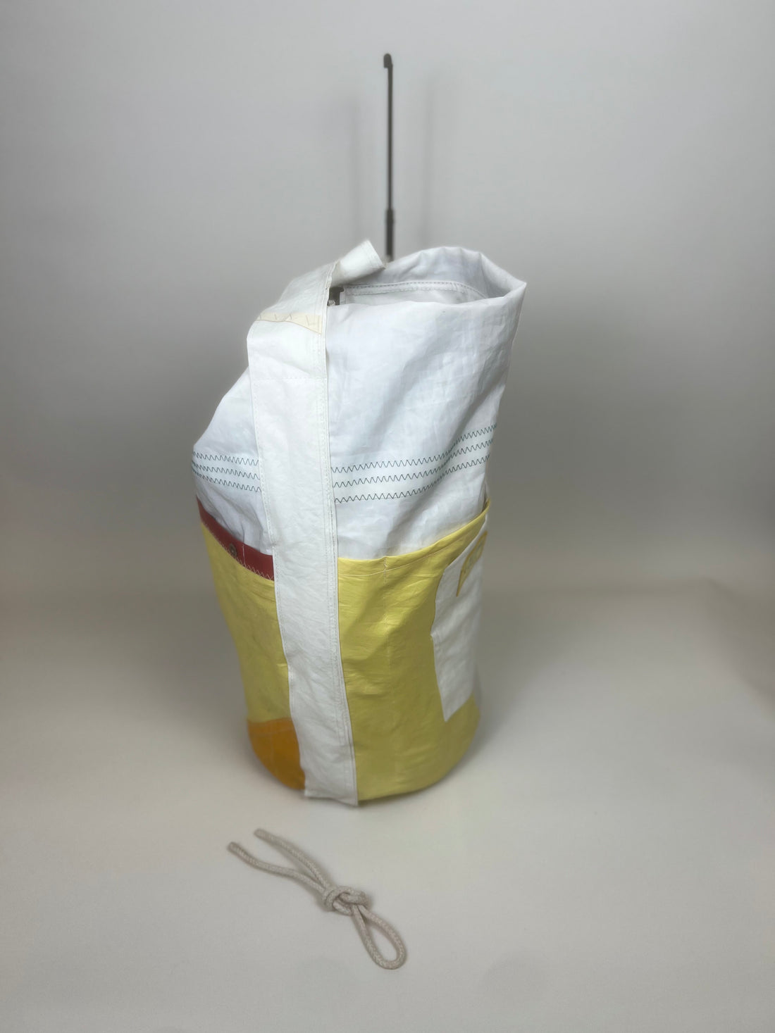Plunjetas van gerecycled jachtzeil, zijaanzicht