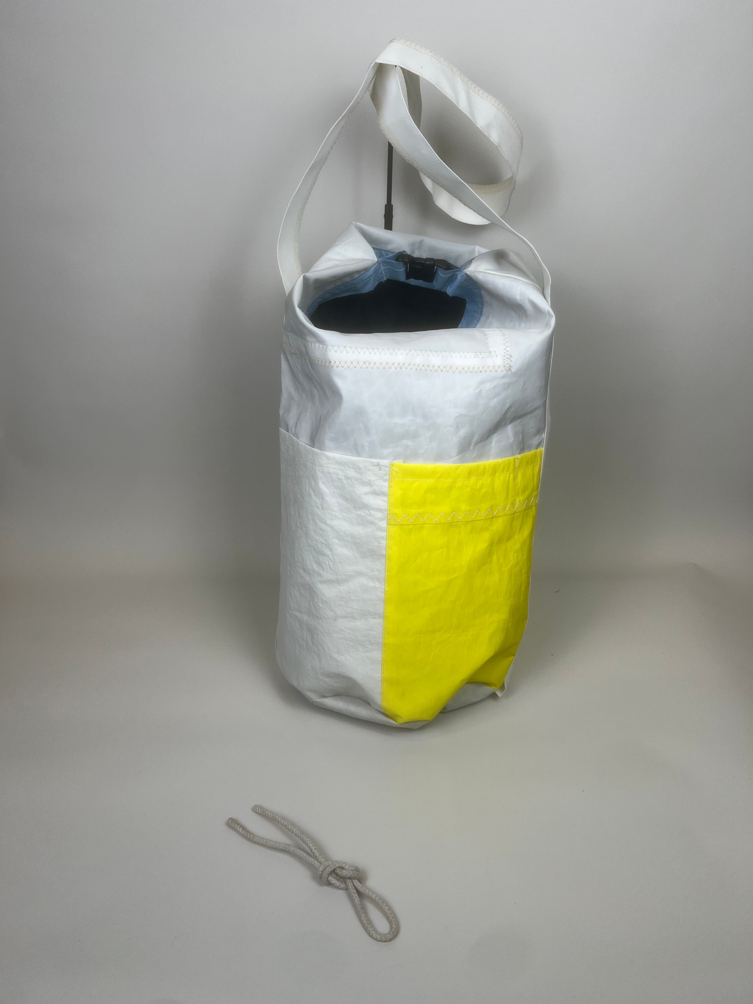 Plunjetas van gerecycled jachtzeil, achterzijde