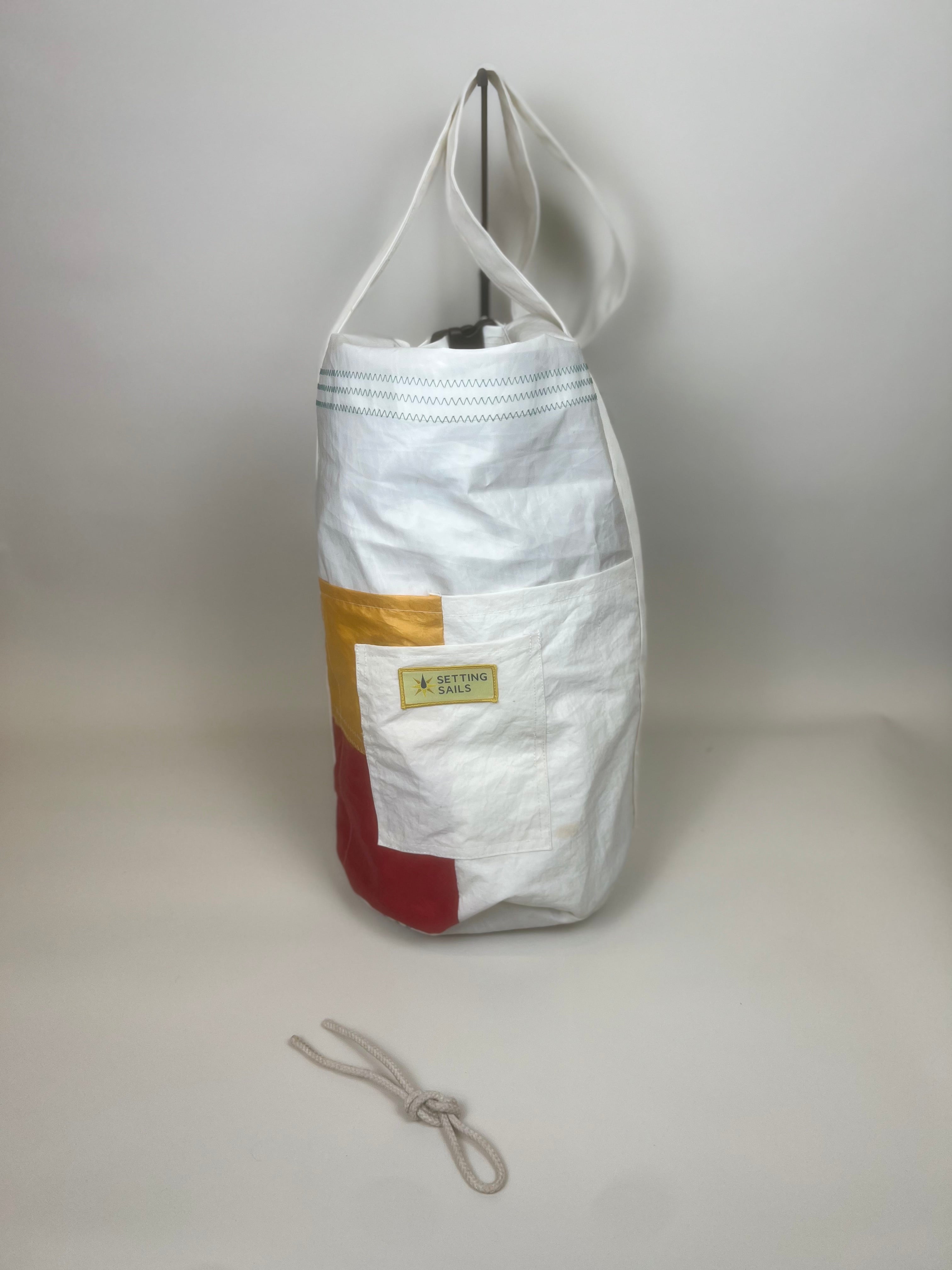Plunjetas van gerecycled jachtzeil, wit met geel, oker en rood vak
