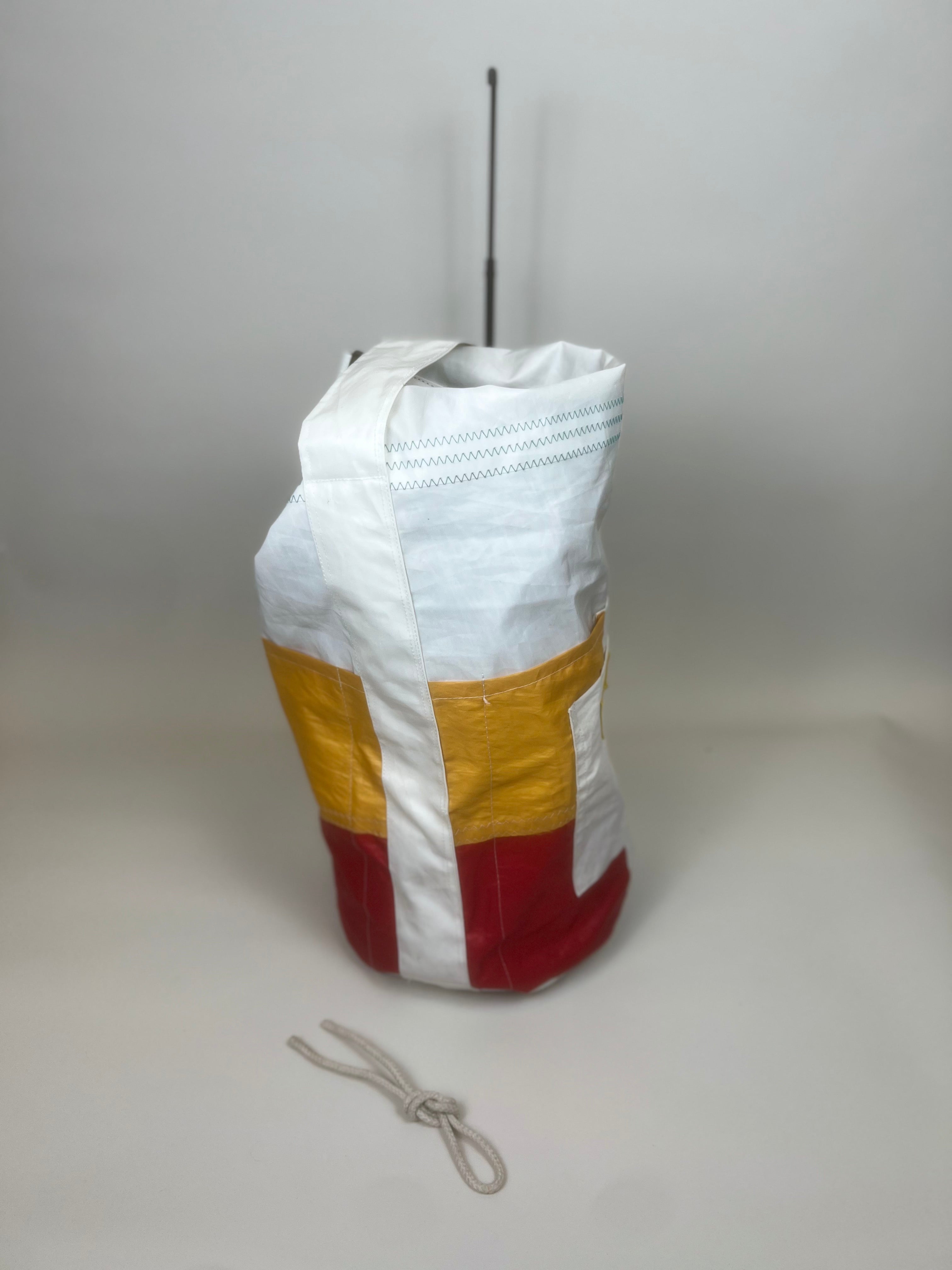 Plunjetas van gerecycled jachtzeil, zijaanzicht
