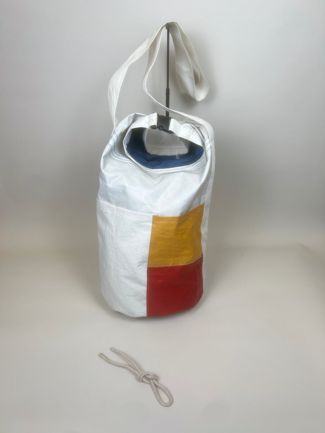Plunjetas van gerecycled jachtzeil, achterzijde