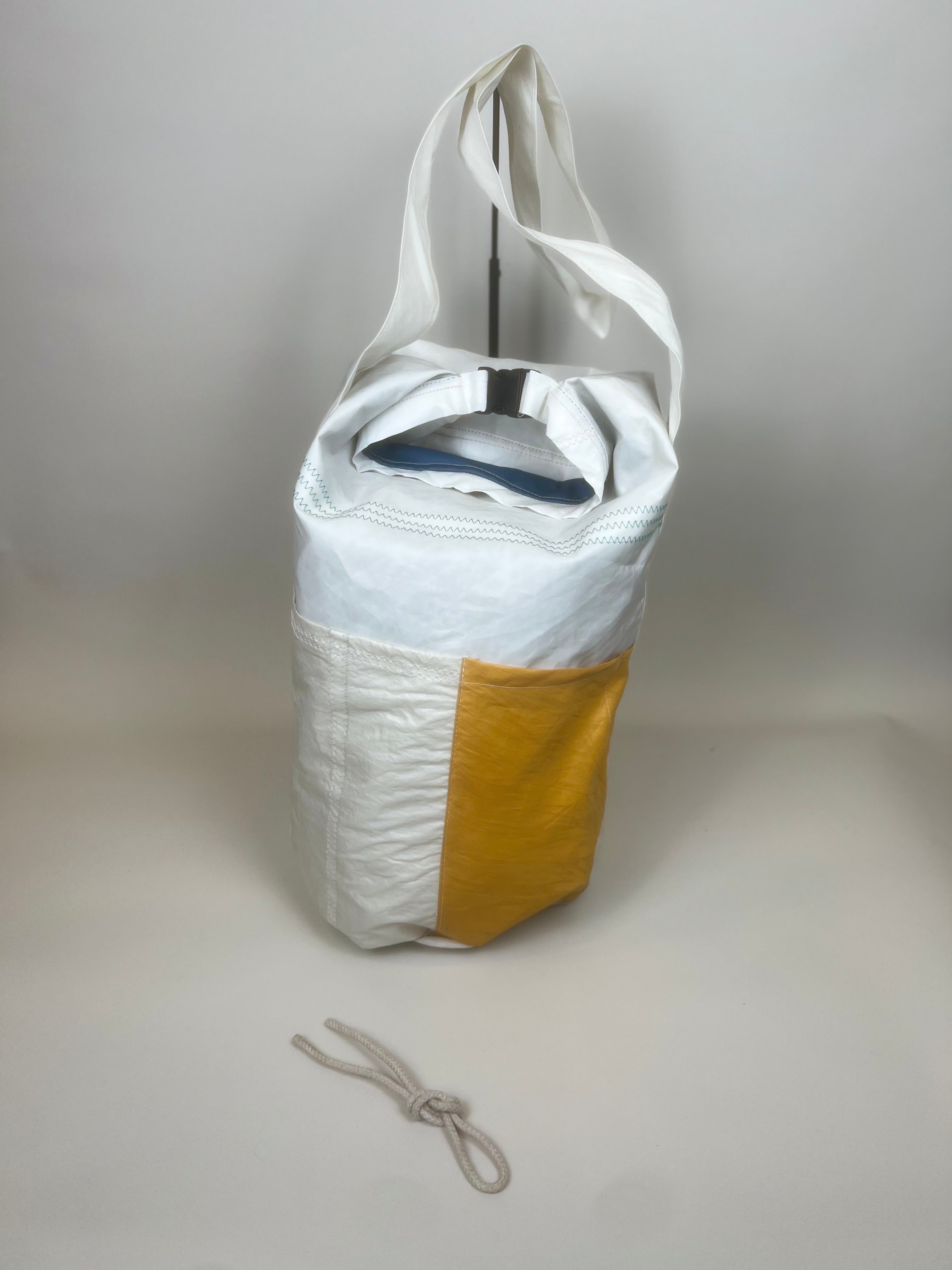 Plunjetas van gerecycled jachtzeil, achterzijde
