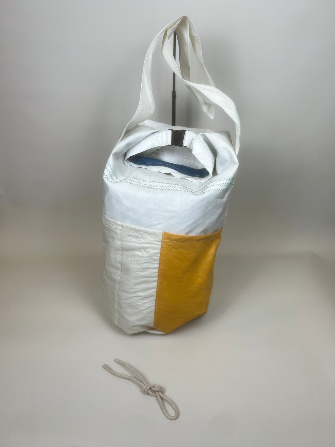 Plunjetas van gerecycled jachtzeil, achterzijde