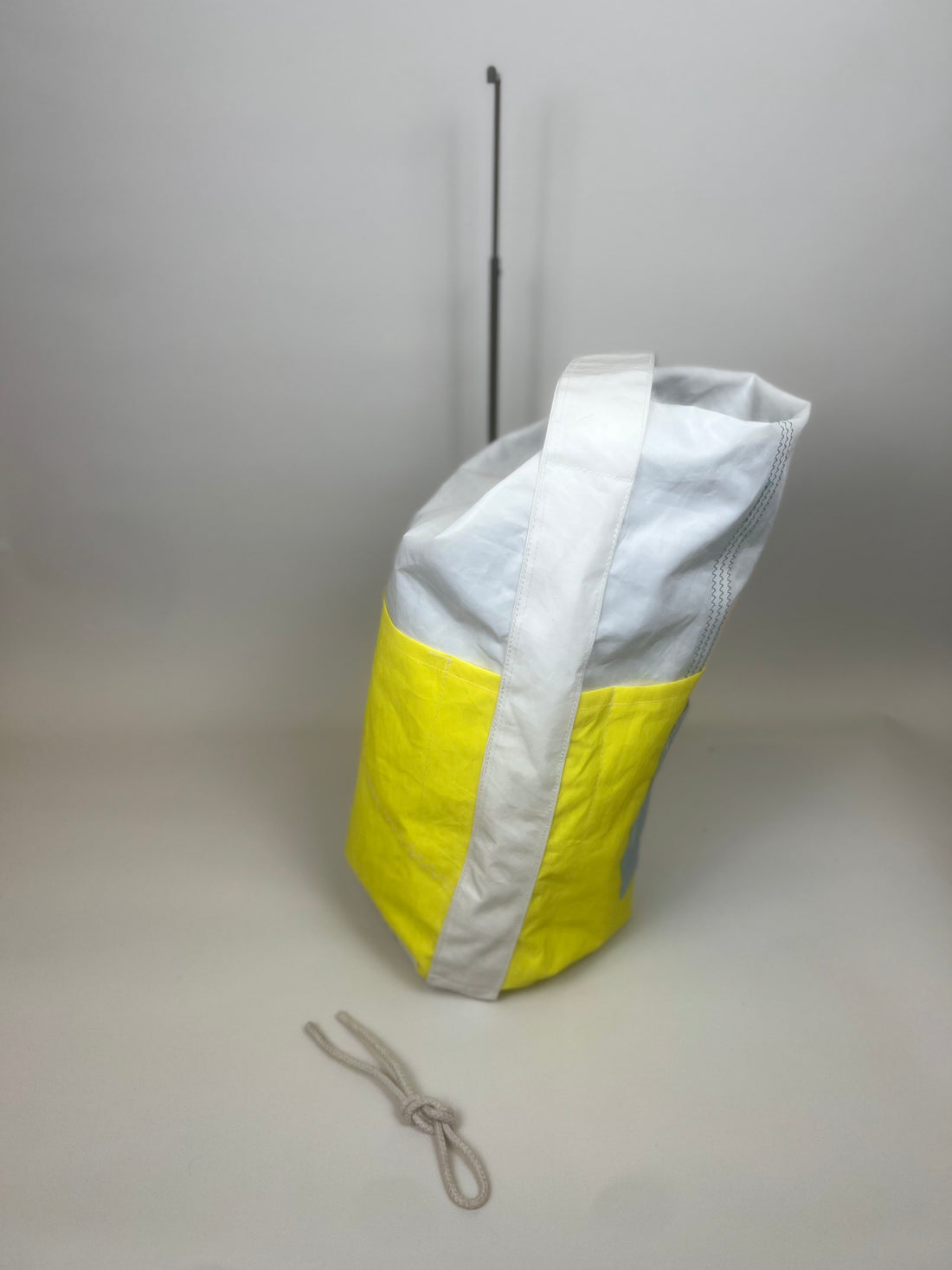 Plunjetas van gerecycled jachtzeil, zijaanzicht