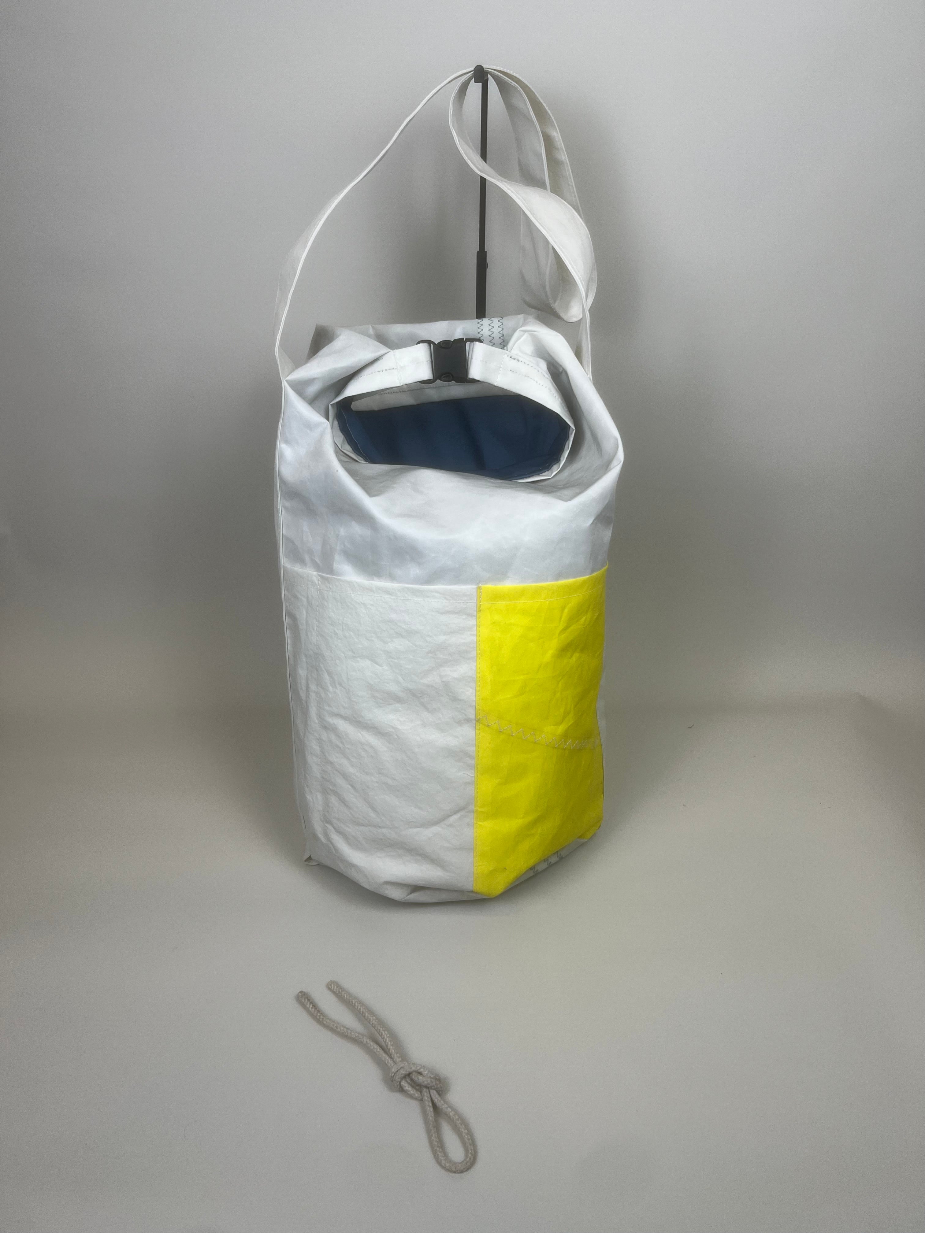 Plunjetas van gerecycled jachtzeil, achterzijde