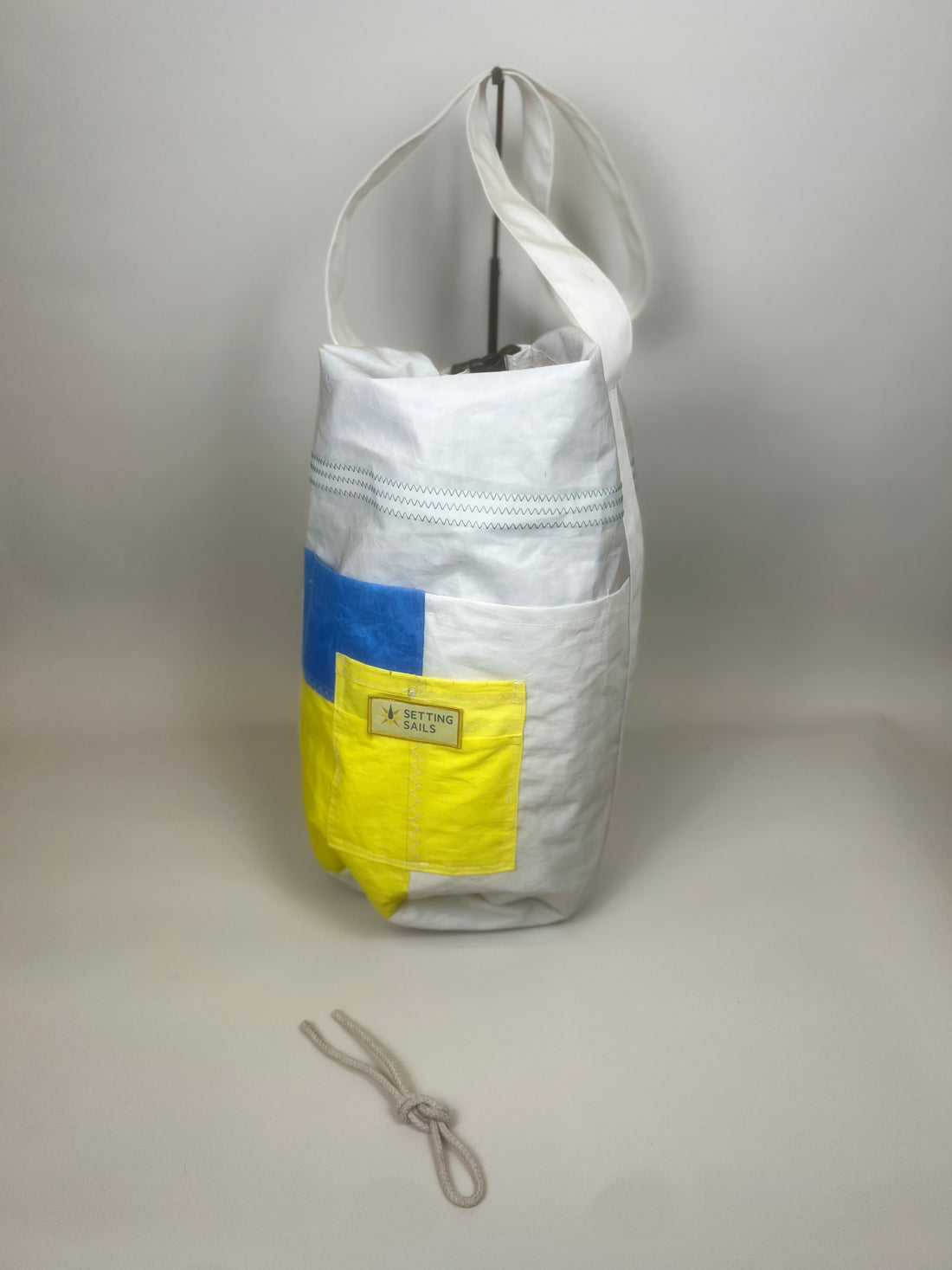 Plunjetas van gerecycled jachtzeil, wit met blauw en geel vak