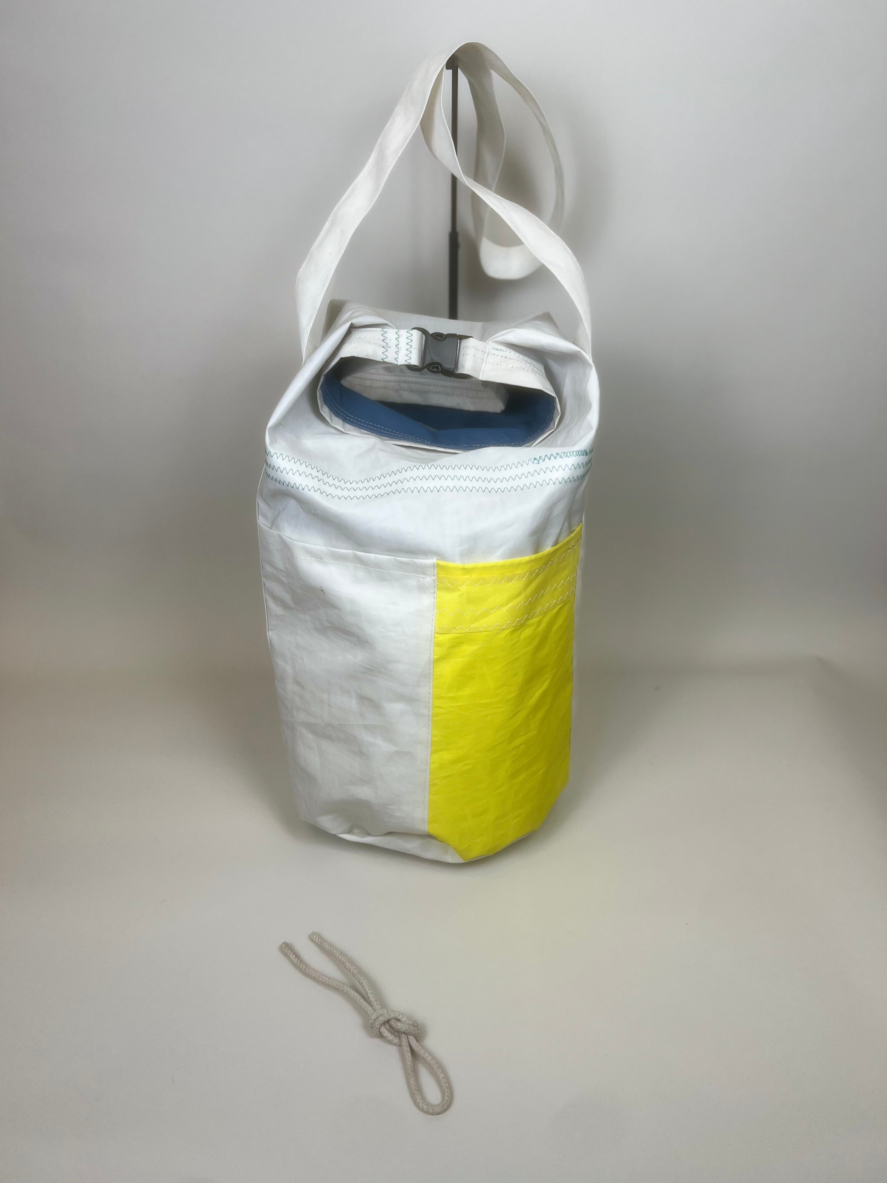 Plunjetas van gerecycled jachtzeil, achterzijde