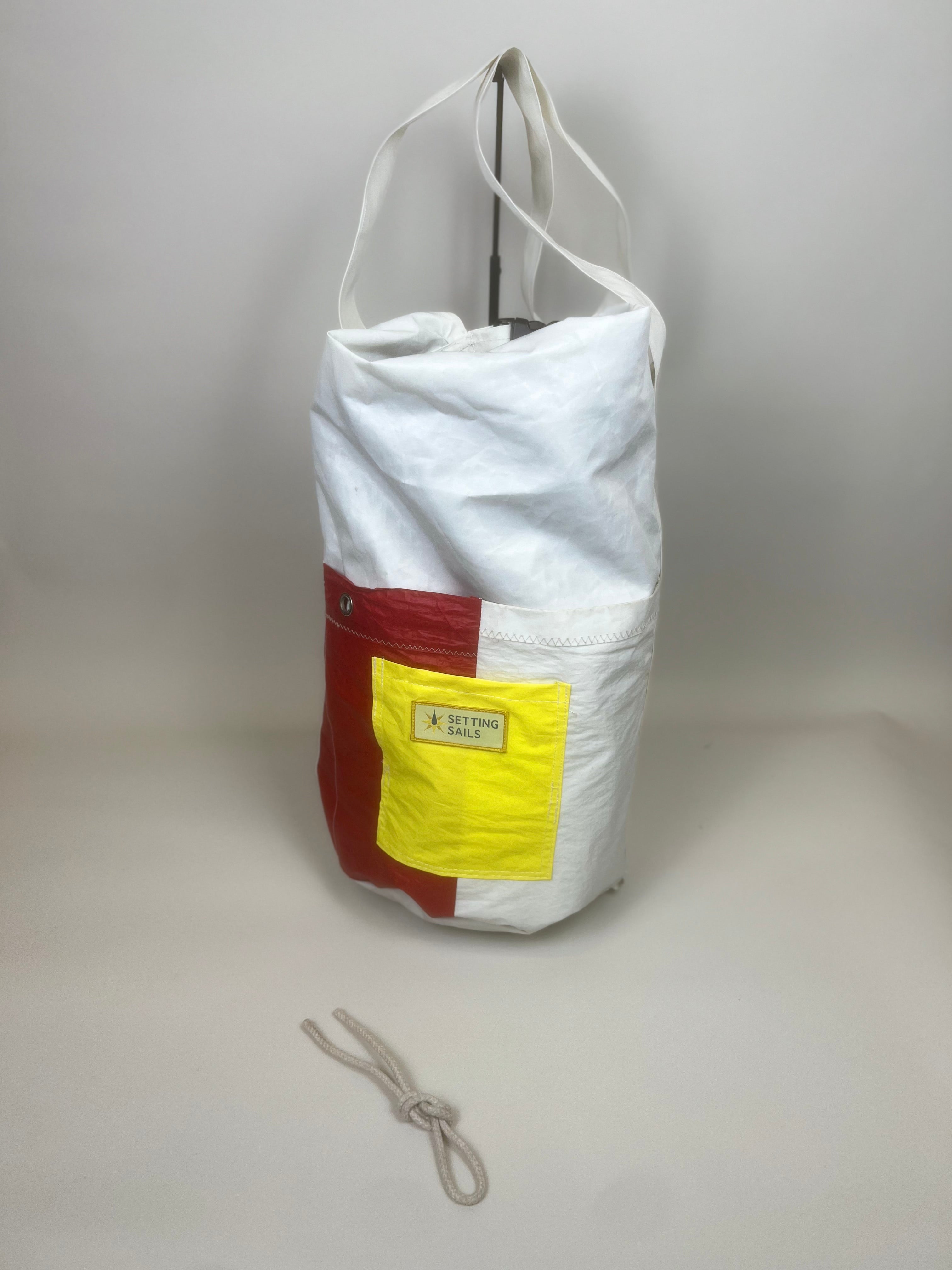 Plunjetas van gerecycled jachtzeil, wit met rood en geel vak