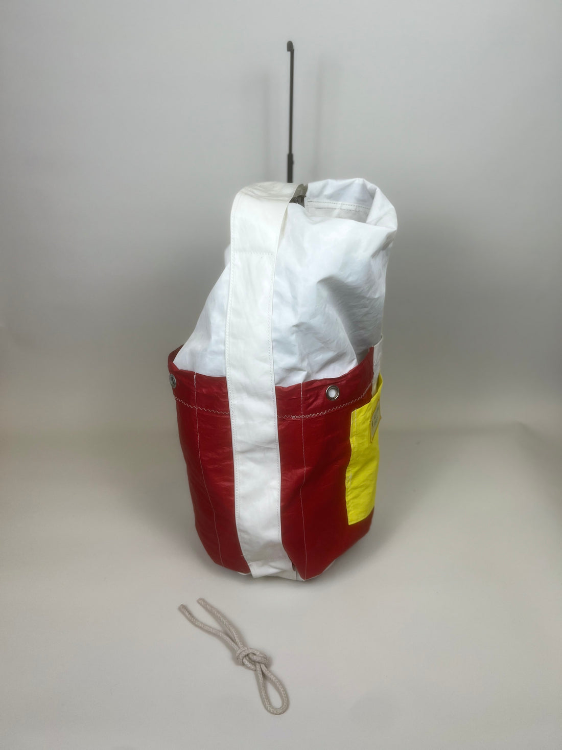 Plunjetas van gerecycled jachtzeil, zijaanzicht