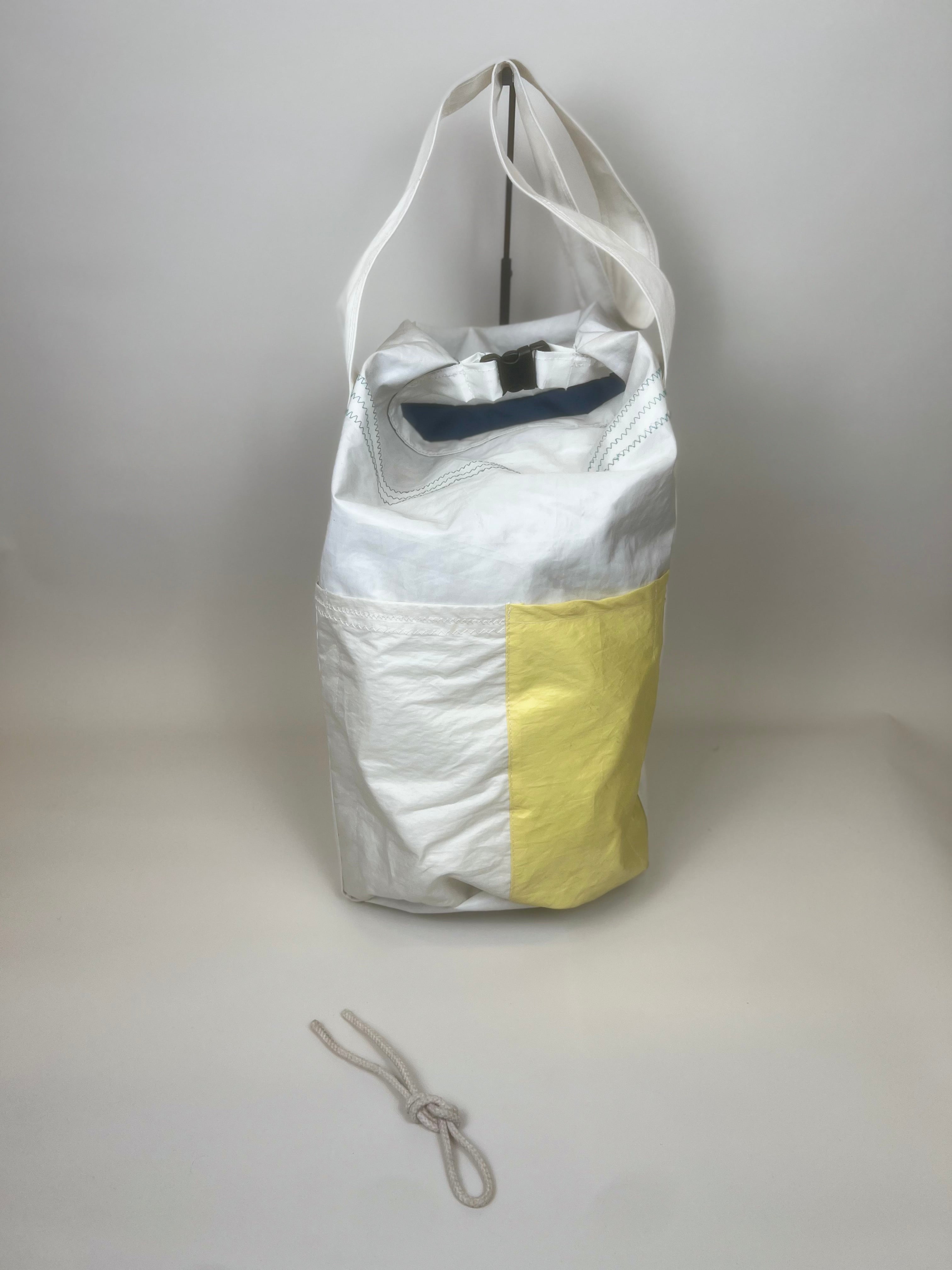 Plunjetas van gerecycled jachtzeil, achterzijde