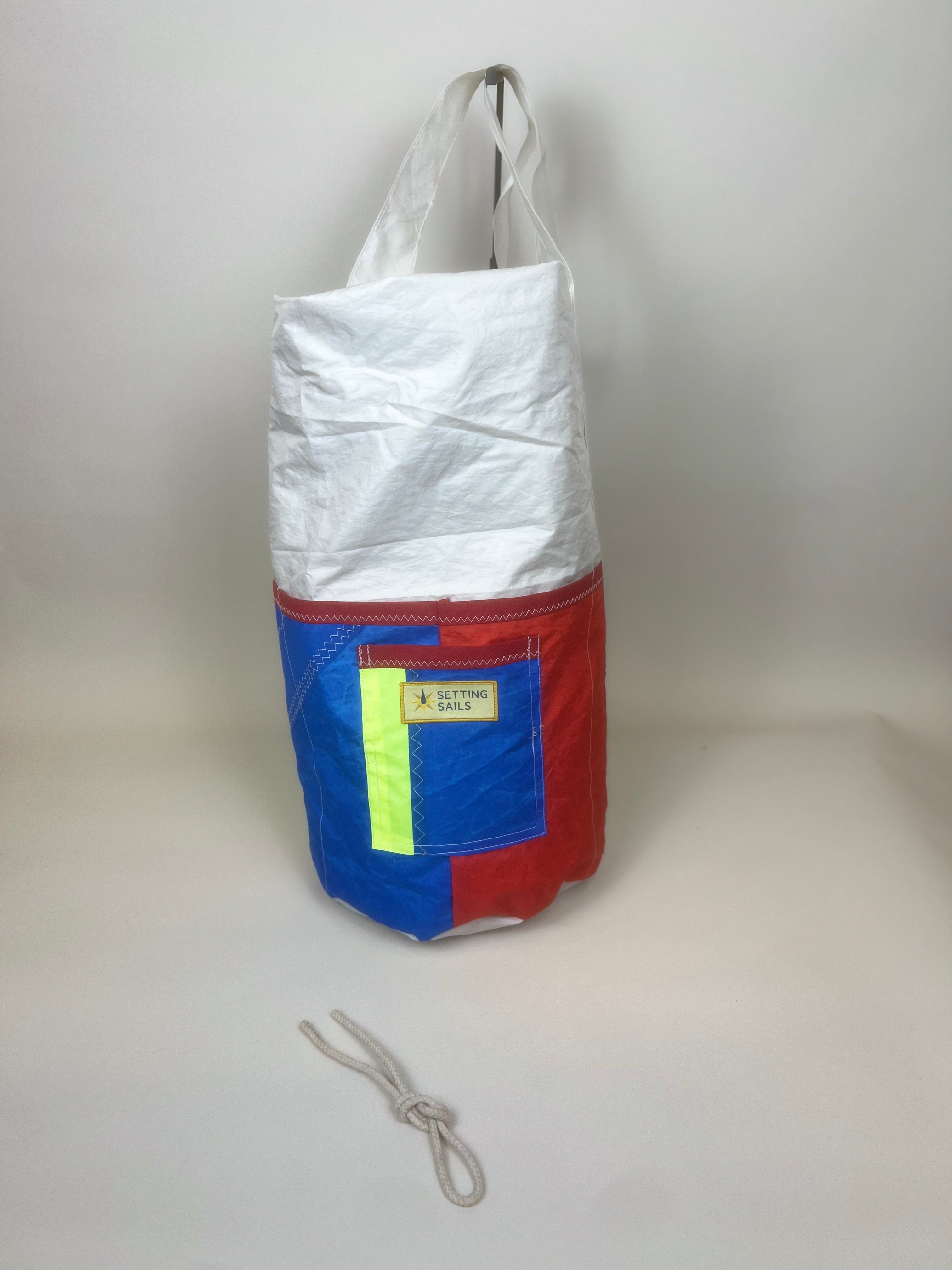 Plunjetas van gerecycled jachtzeil, wit met rood, blauw en geel vak