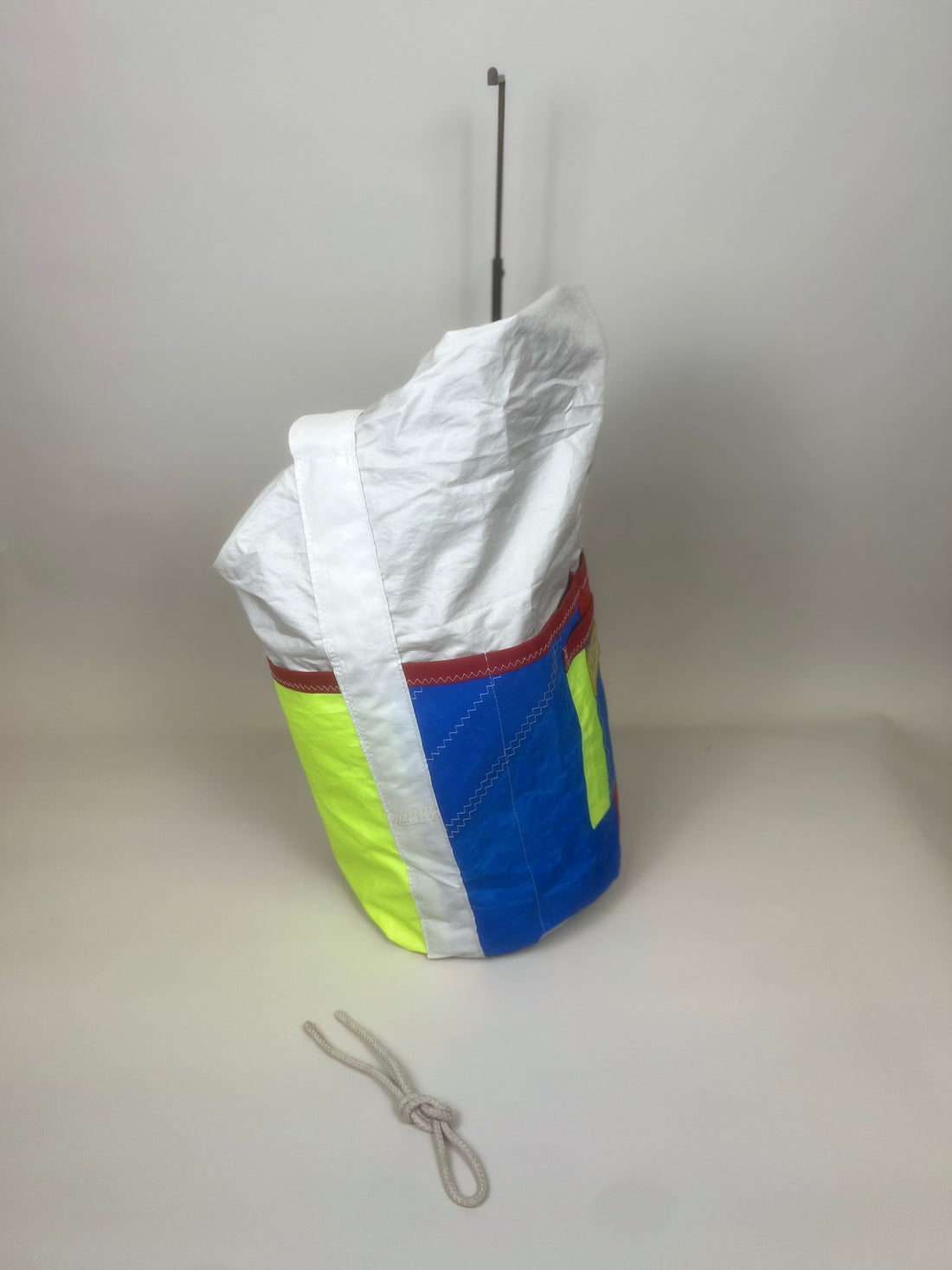 Plunjetas van gerecycled jachtzeil, zijaanzicht