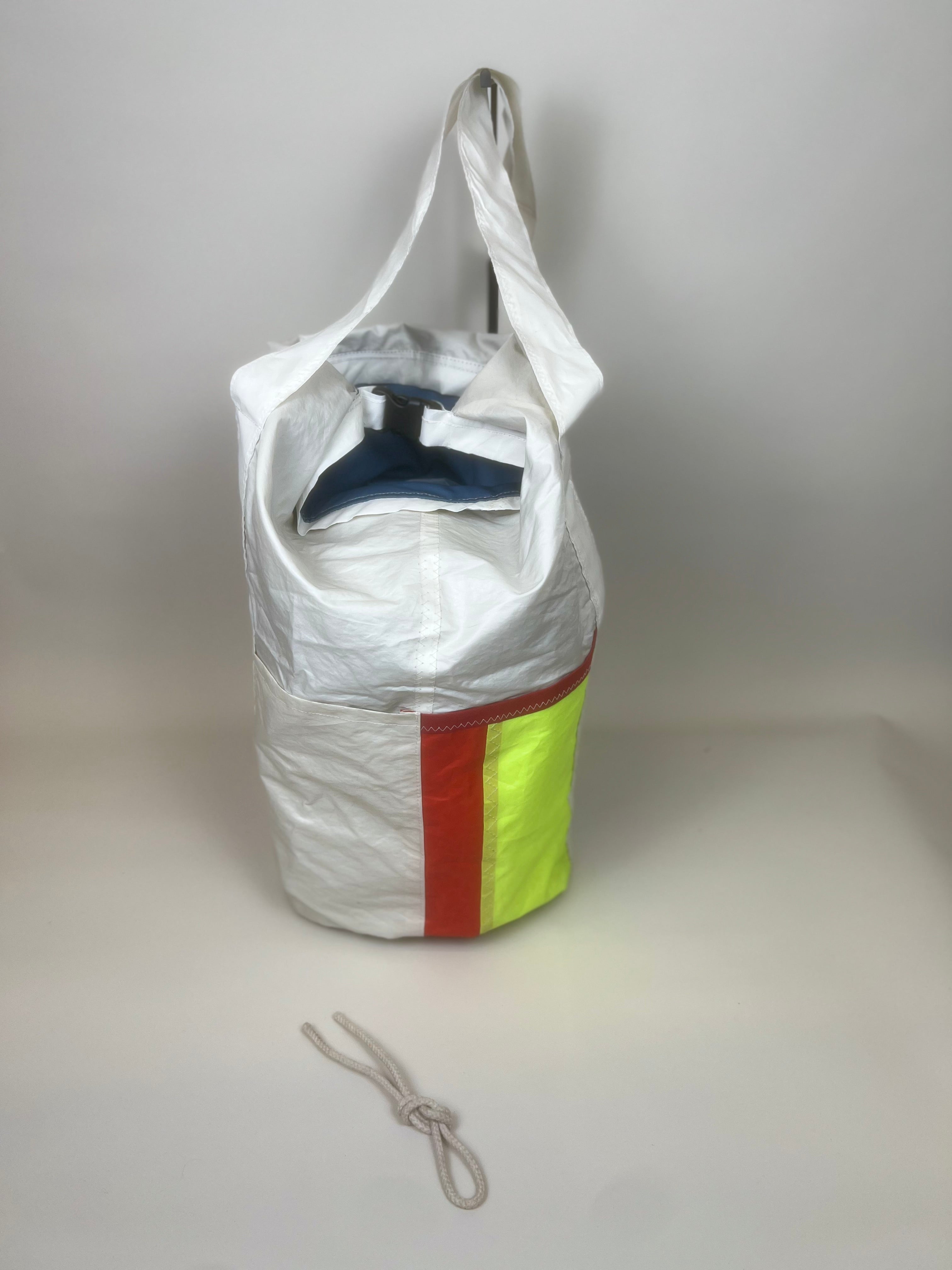 Plunjetas van gerecycled jachtzeil, achterzijde