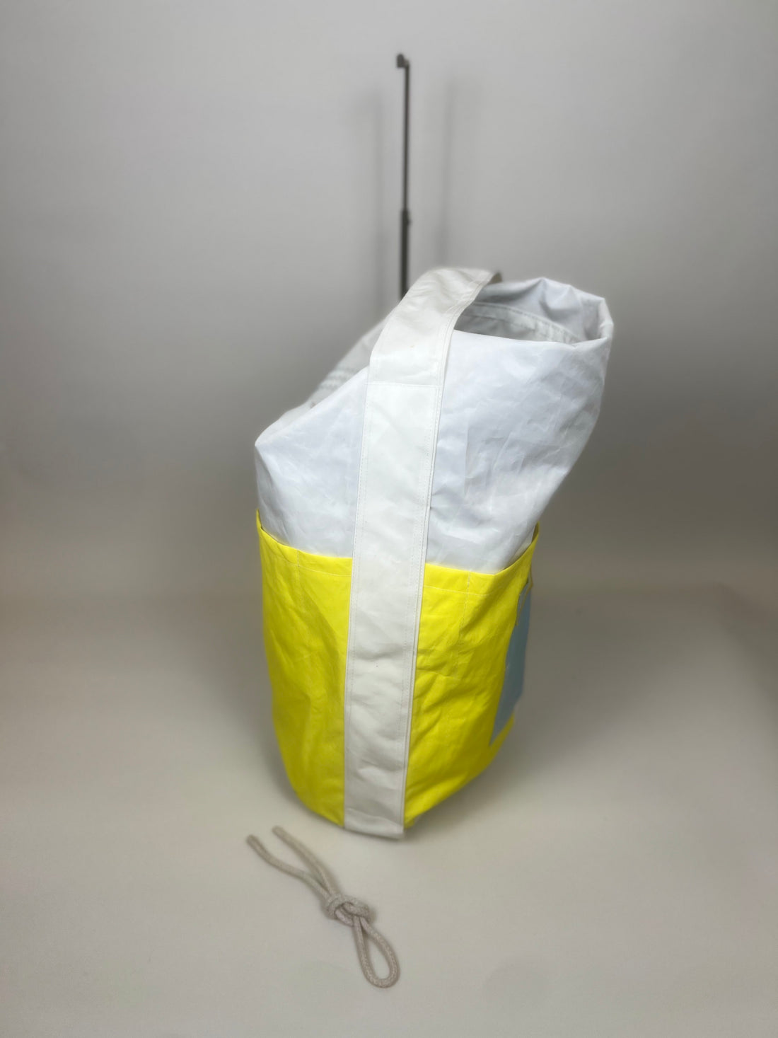 Plunjetas van gerecycled jachtzeil, zijaanzicht