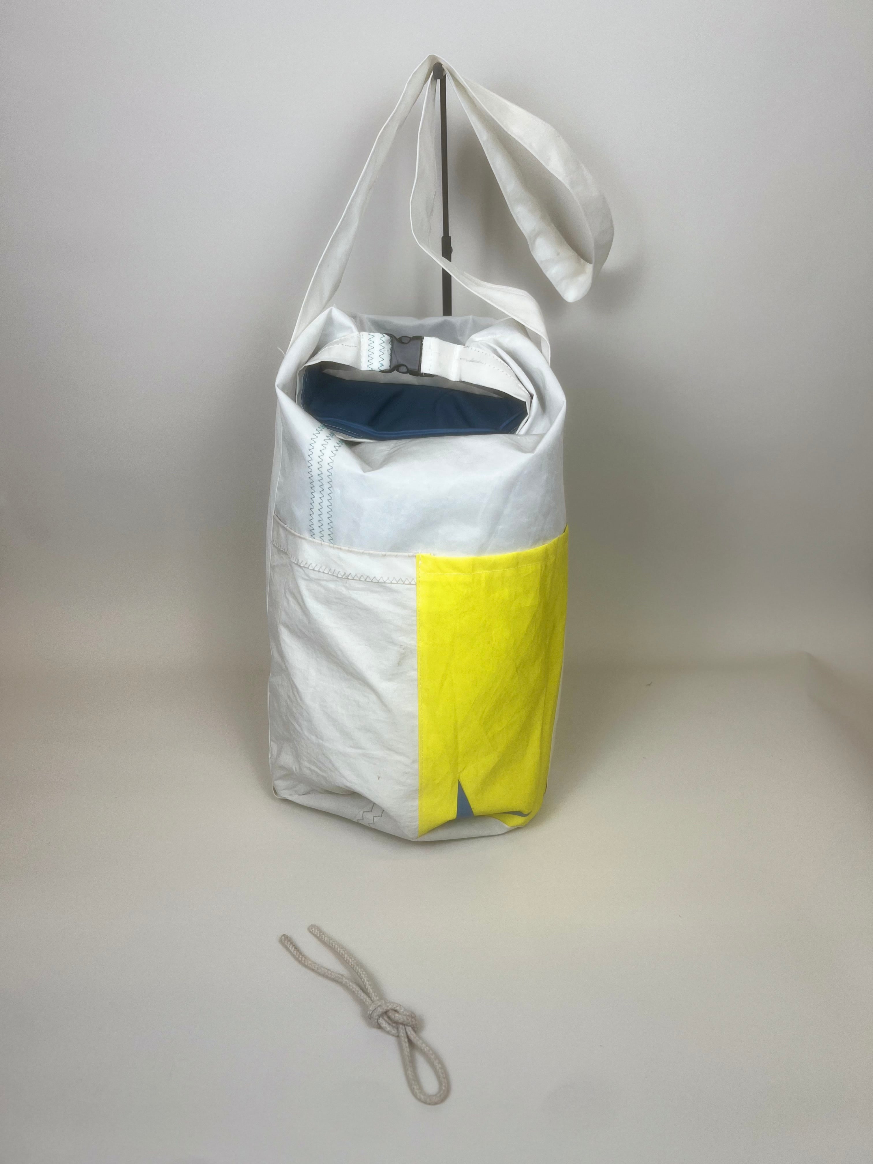 Plunjetas van gerecycled jachtzeil, achterzijde