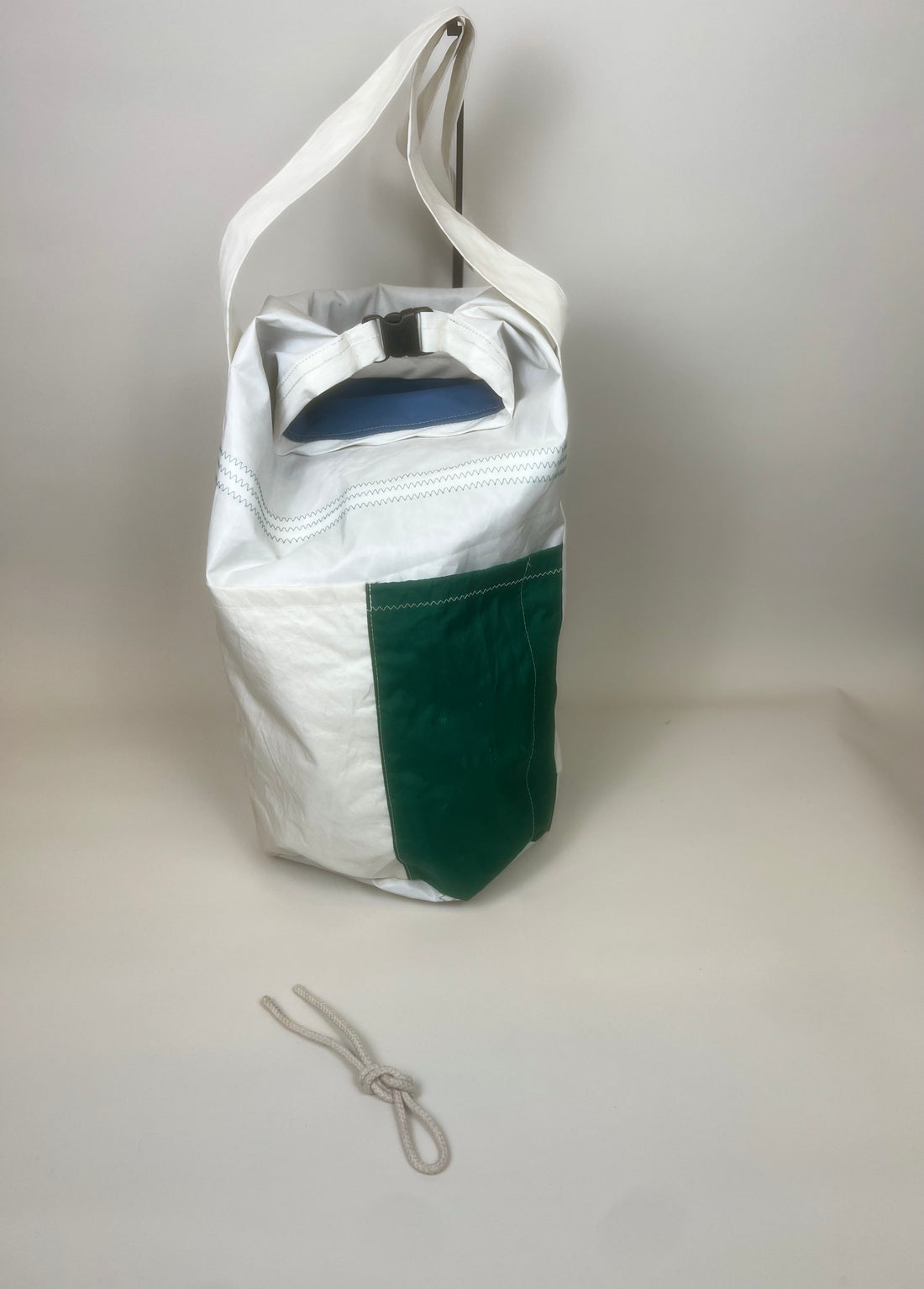 Plunjetas van gerecycled jachtzeil, achterzijde