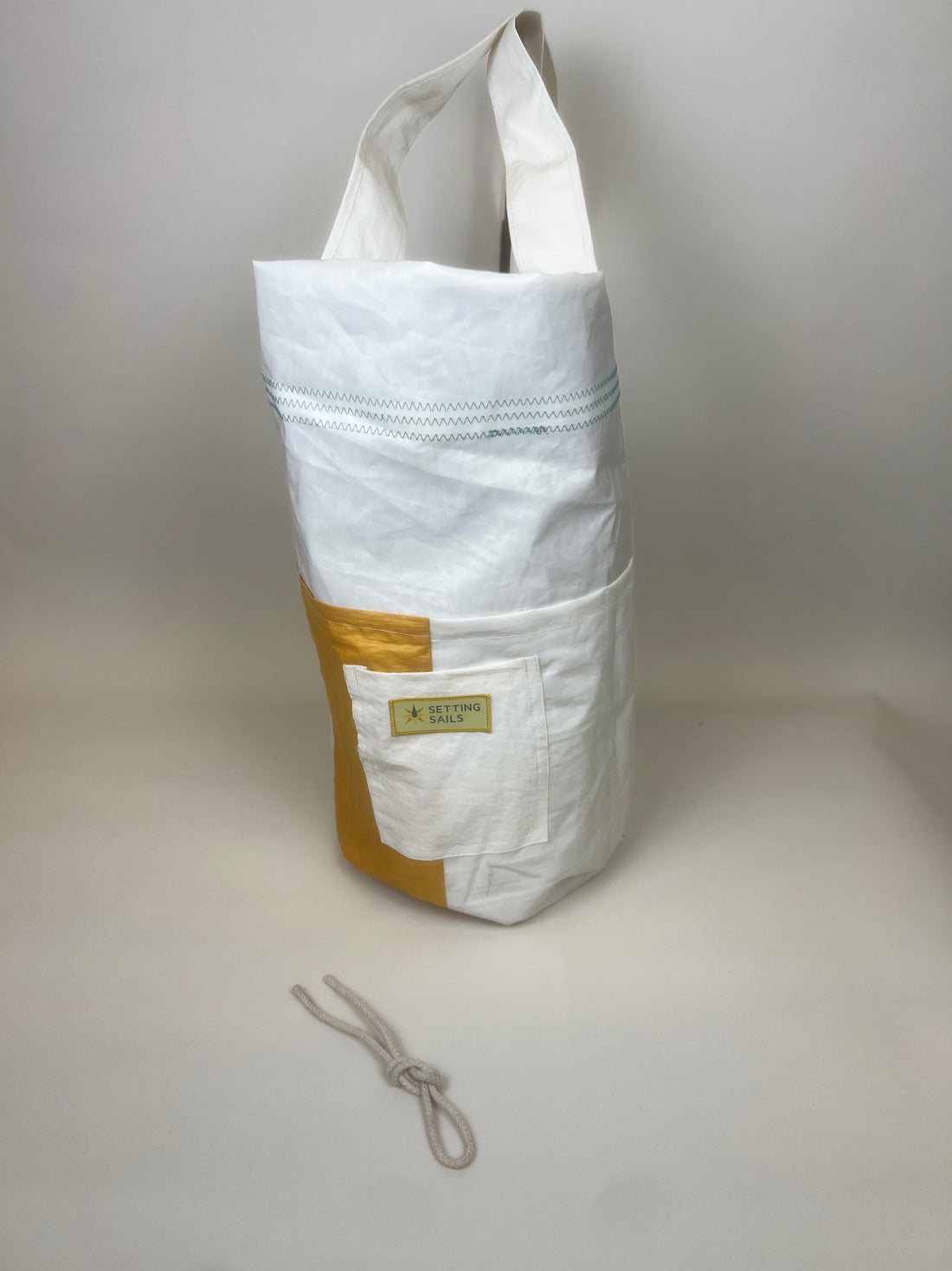 Plunjetas van gerecycled jachtzeil, wit met okerkleurig vak