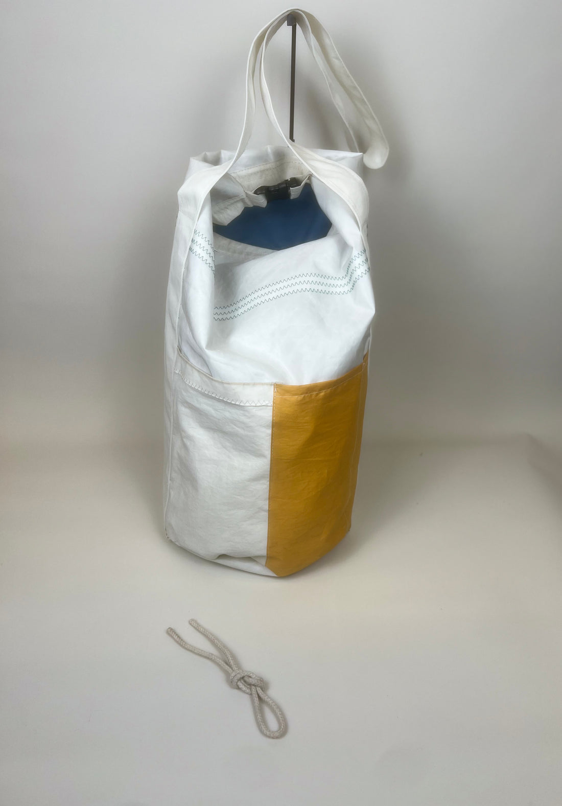 Plunjetas van gerecycled jachtzeil, achterzijde