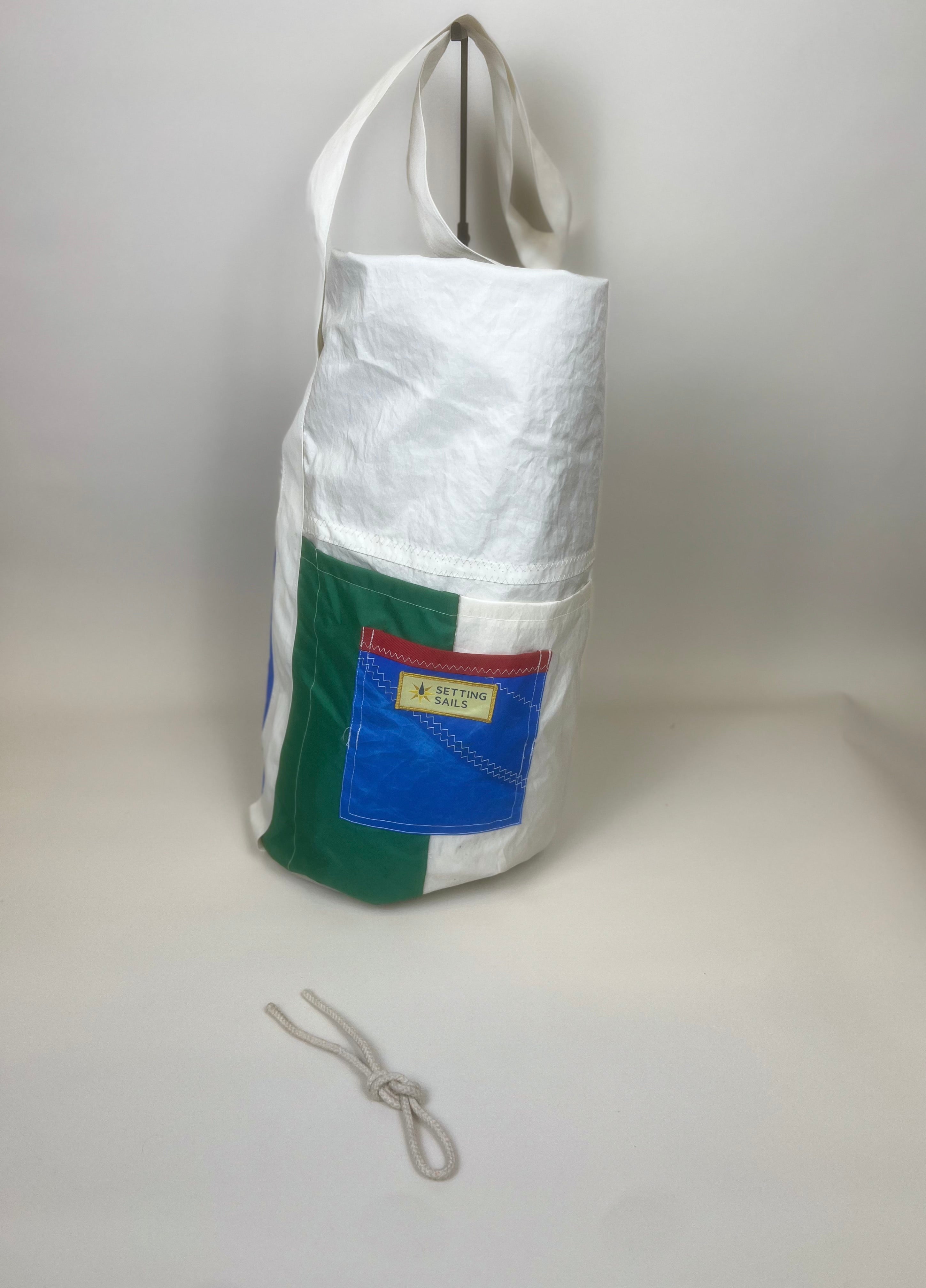 Plunjetas van gerecycled jachtzeil, wit met groen, blauw en rood vak