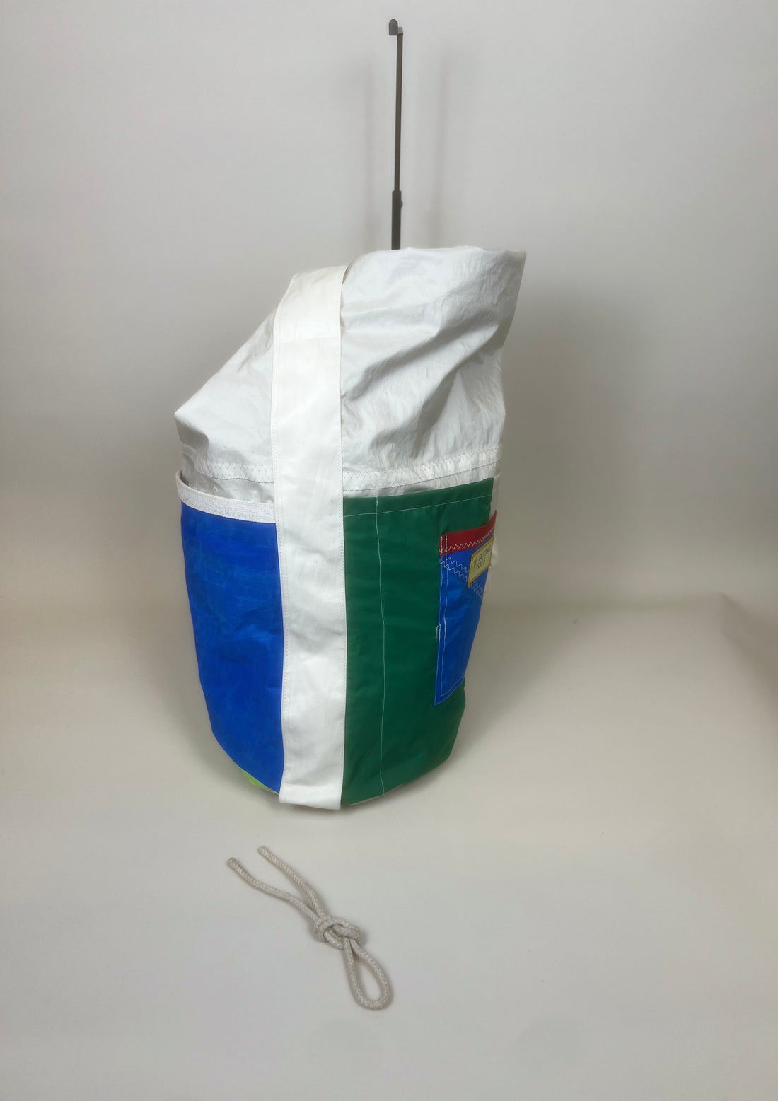 Plunjetas van gerecycled jachtzeil, zijaanzicht