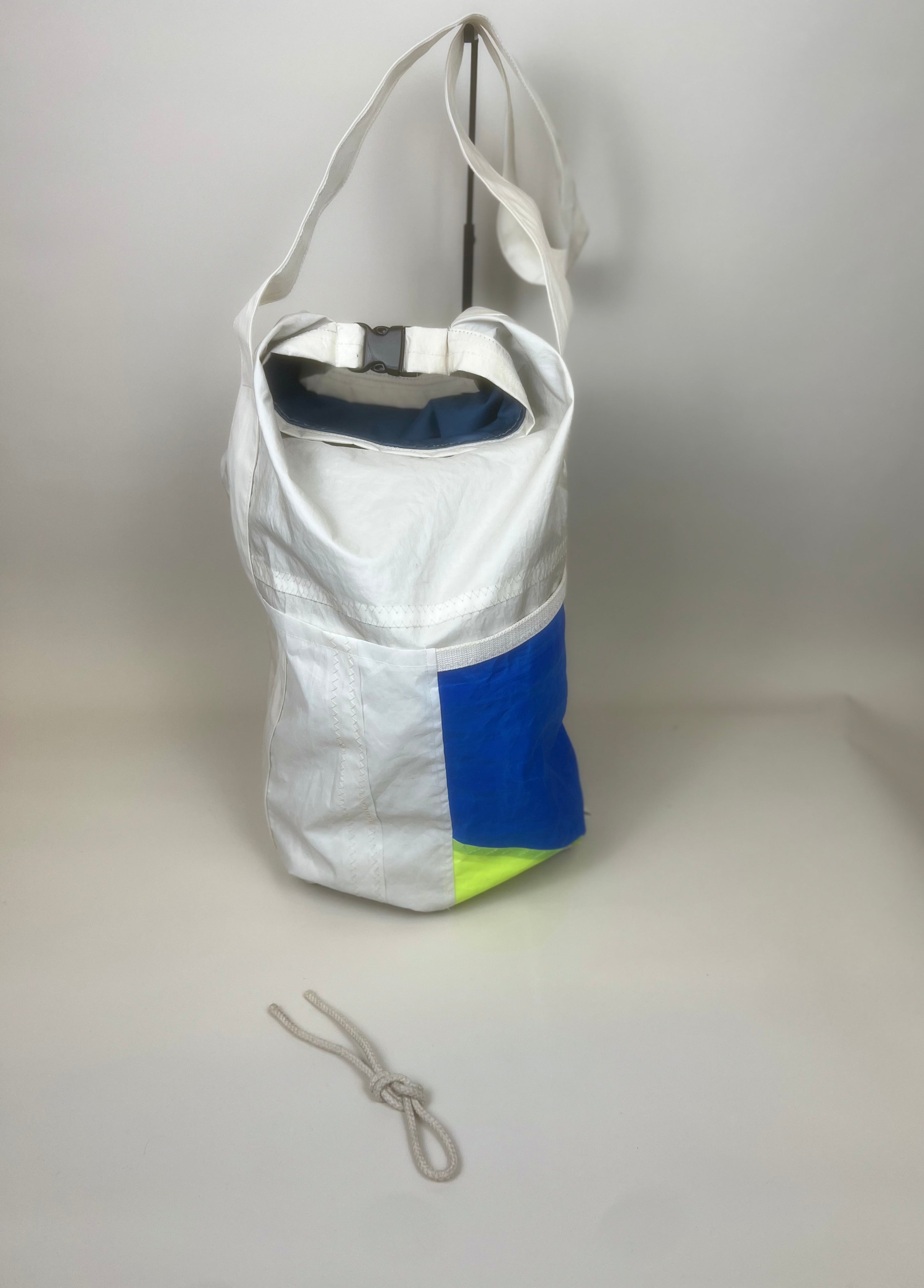 Plunjetas van gerecycled jachtzeil, achterzijde