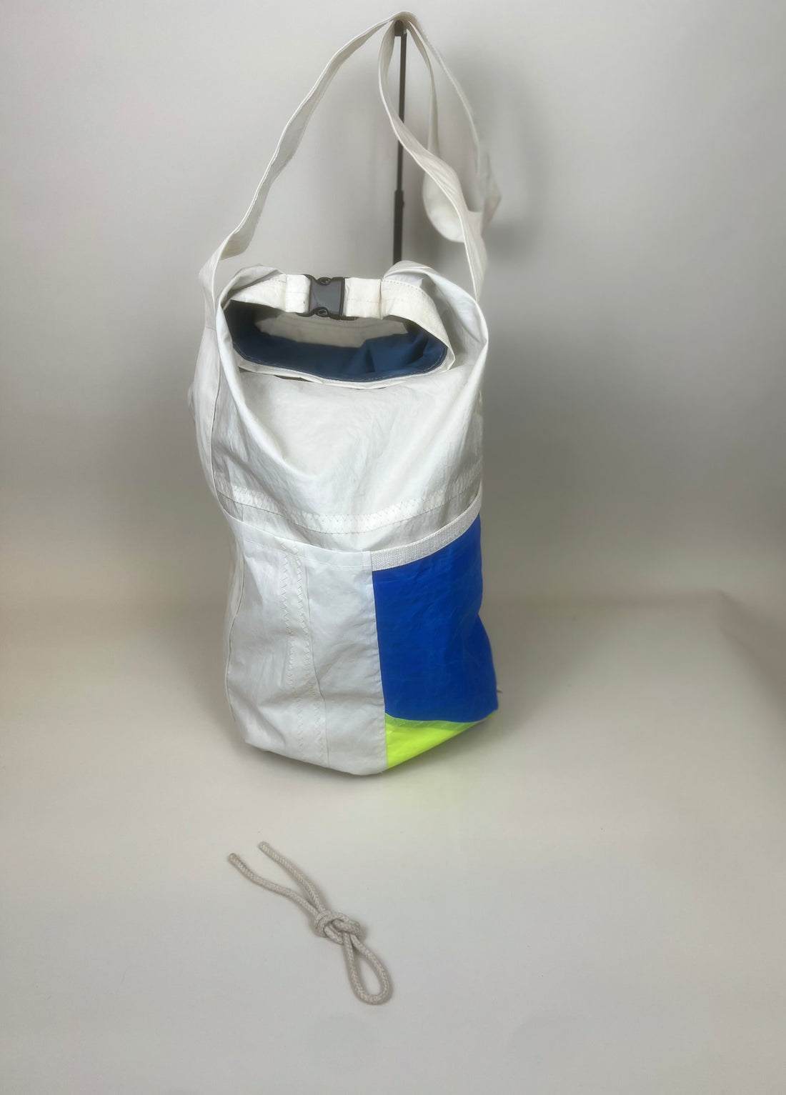 Plunjetas van gerecycled jachtzeil, achterzijde