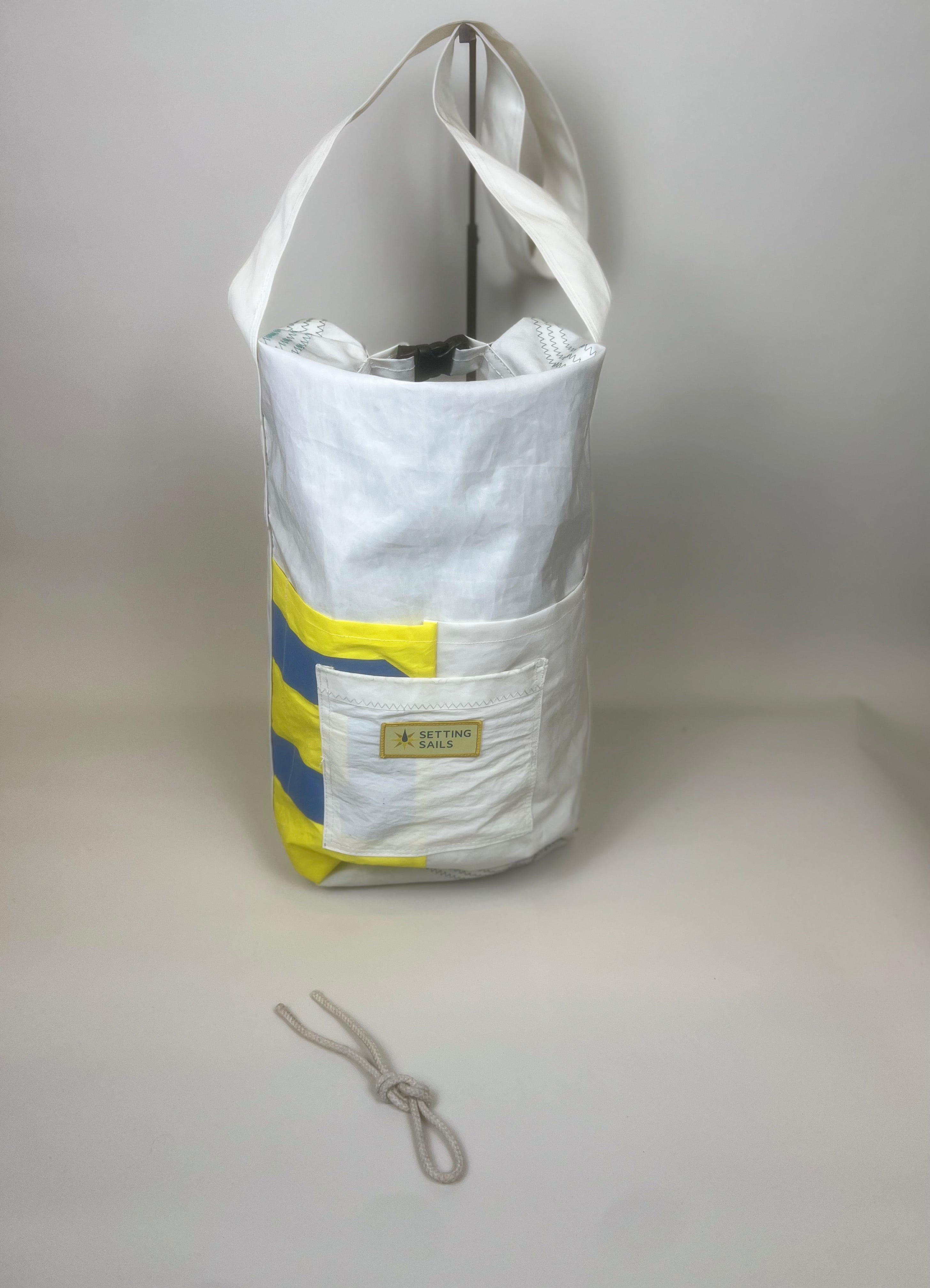 Plunjetas van gerecycled jachtzeil, wit met blauw en geel vak