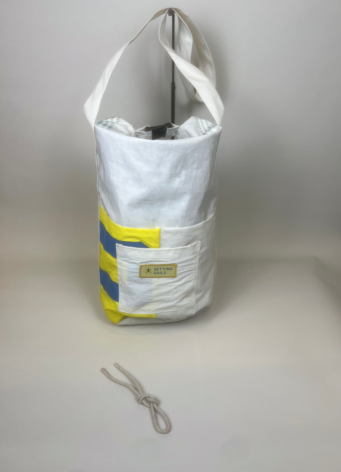 Plunjetas van gerecycled jachtzeil, wit met blauw en geel vak