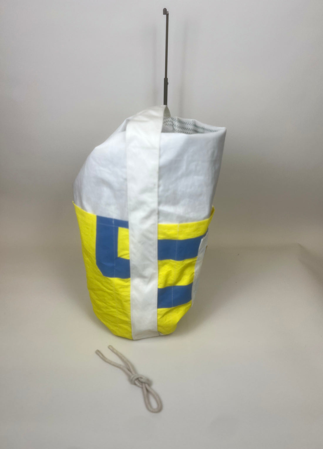 Plunjetas van gerecycled jachtzeil, zijaanzicht