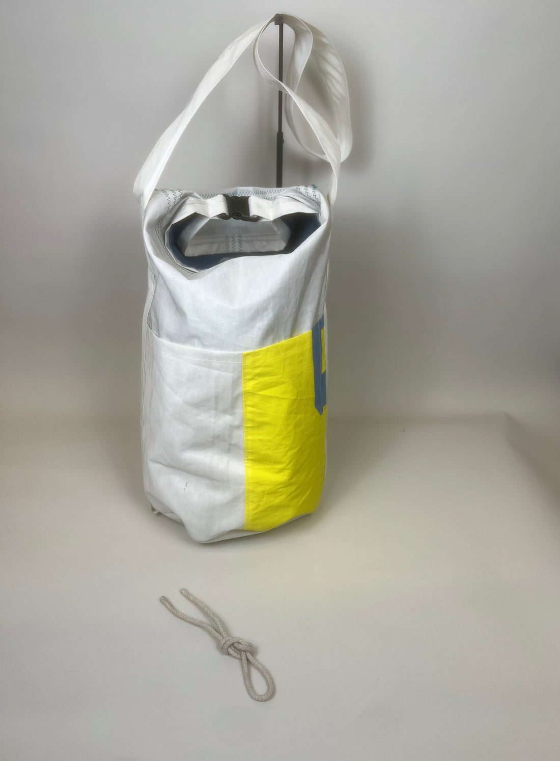 Plunjetas van gerecycled jachtzeil, achterzijde